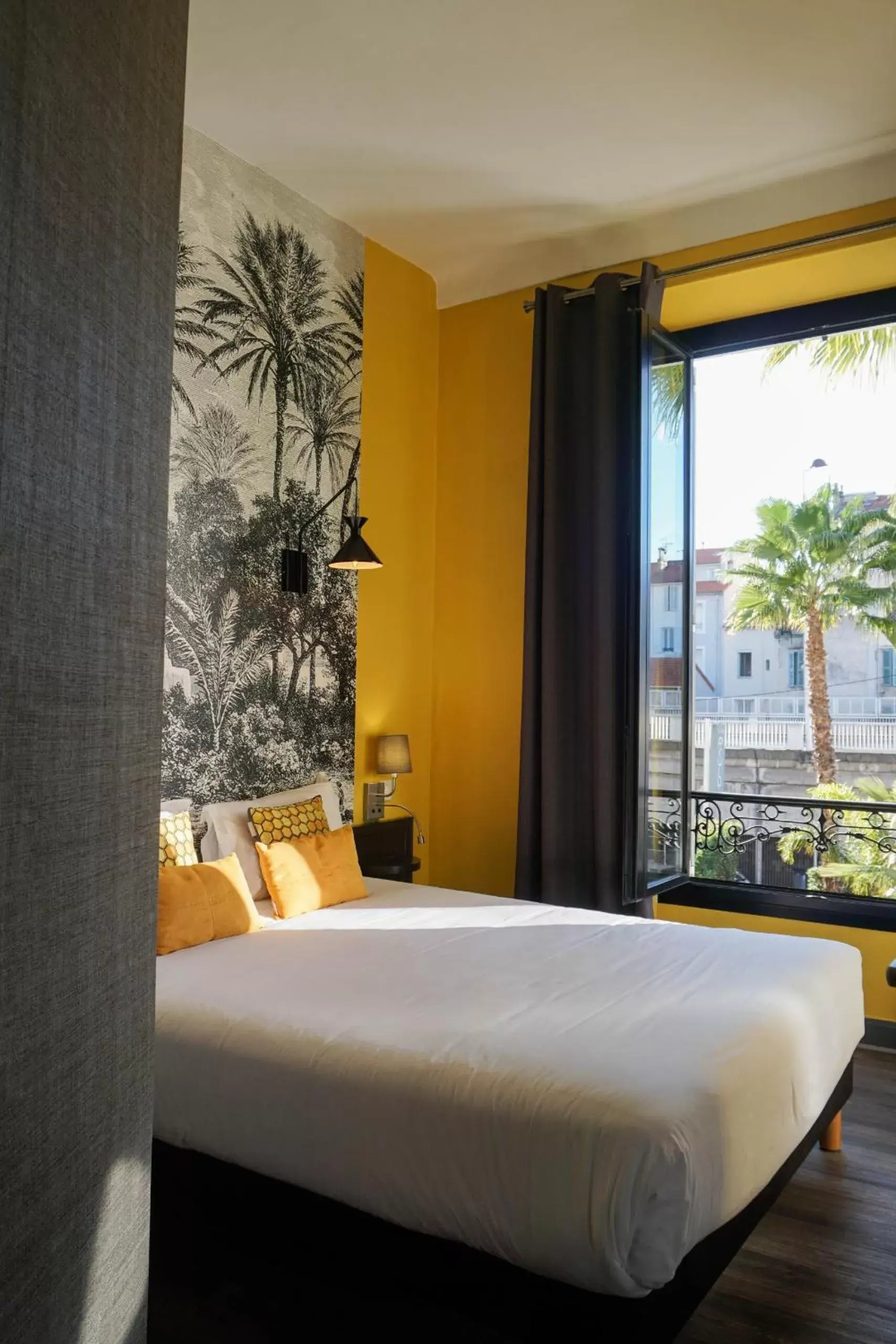 Bedroom, Bed in Villa Pruly Hotel Cannes Centre