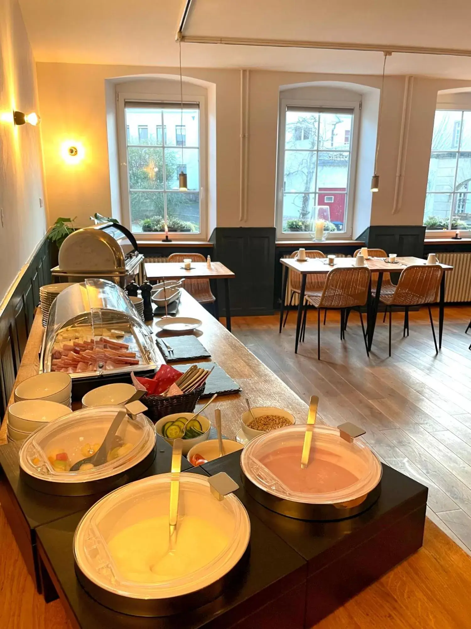 Food and drinks, Restaurant/Places to Eat in DK Hotel Deutscher Kaiser