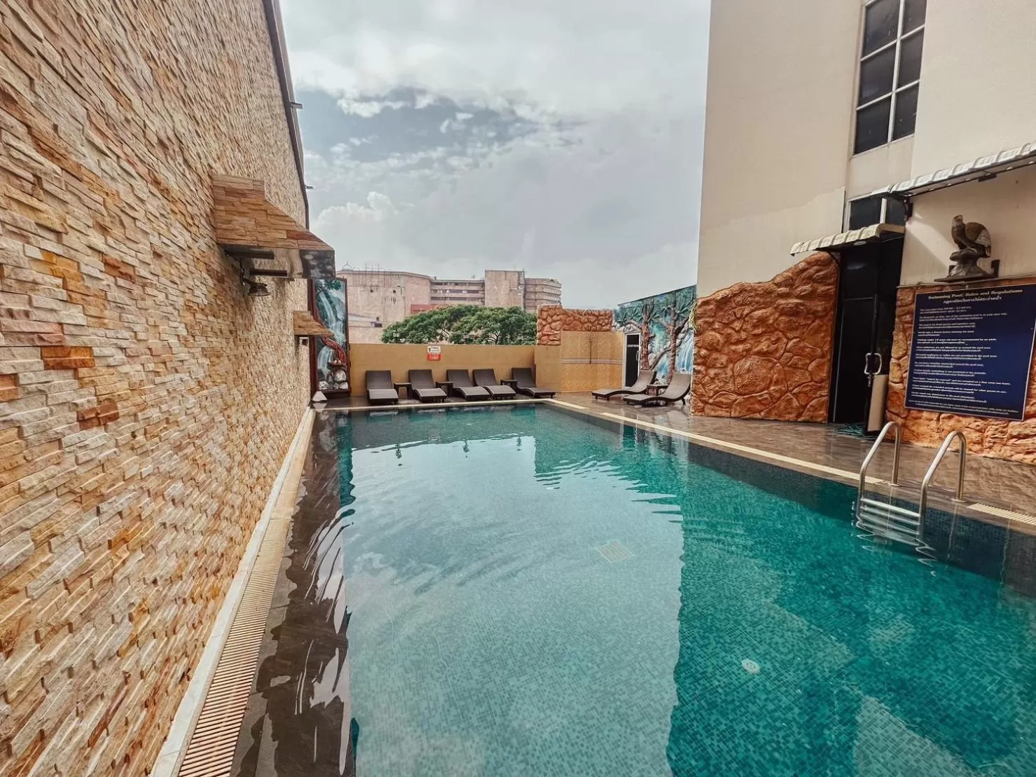 Swimming pool in Hotel De Khuvieng