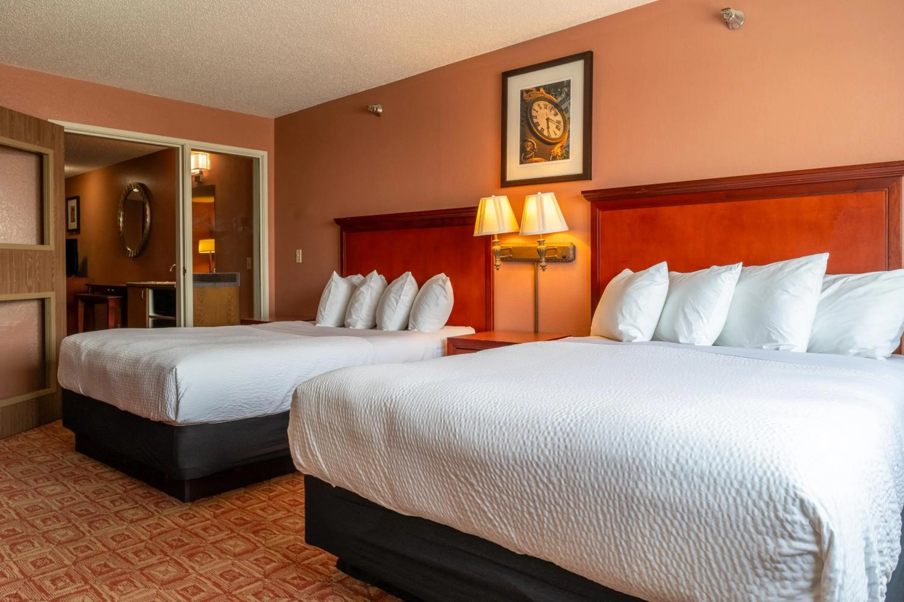 Two Queen Bed Suite with Sofa Bed And Hot Tub in Norland Inn & Suites Roseau