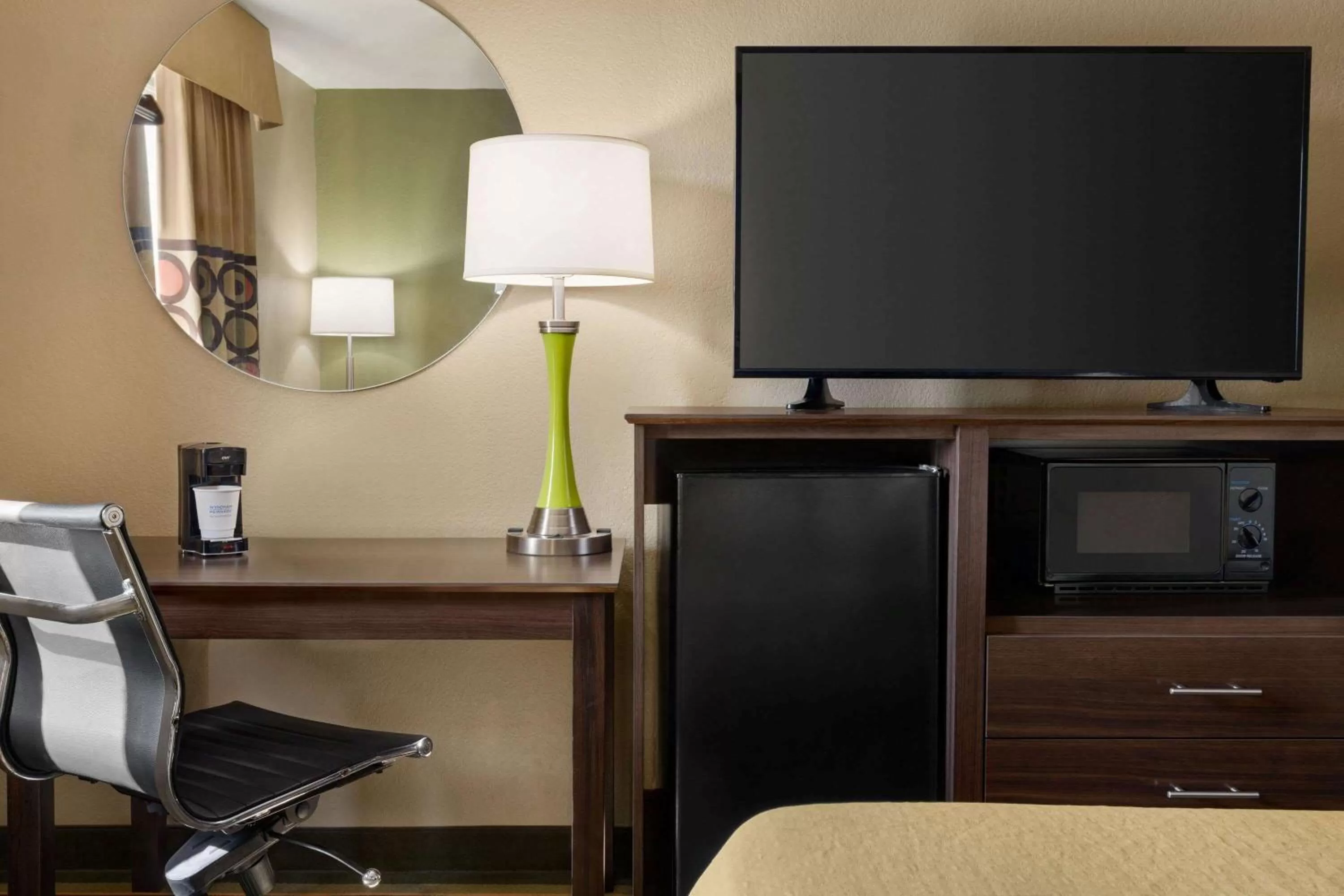 Photo of the whole room in Super 8 by Wyndham Sikeston/Miner Area