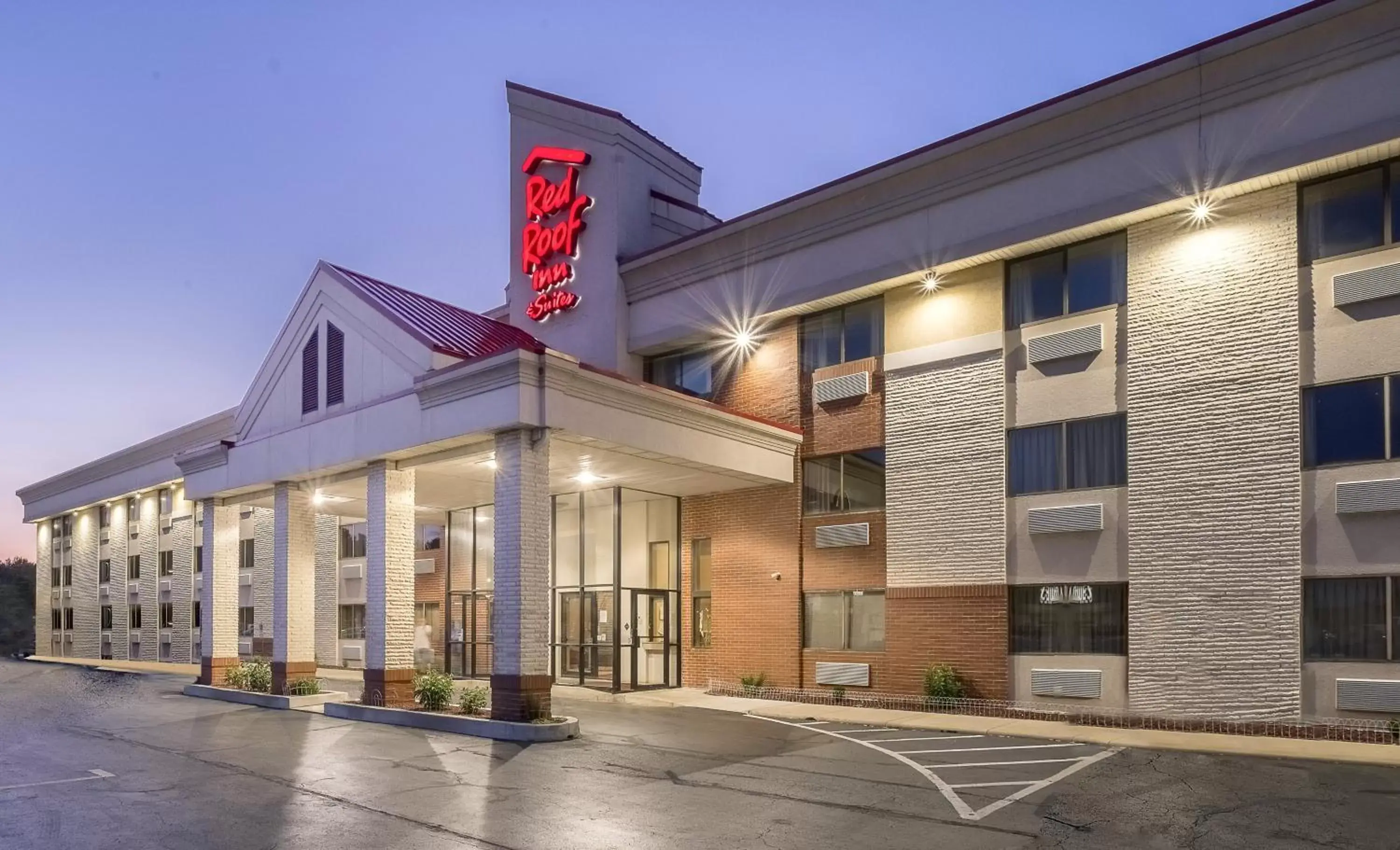 Property Building in Red Roof Inn & Suites Cleveland - Elyria