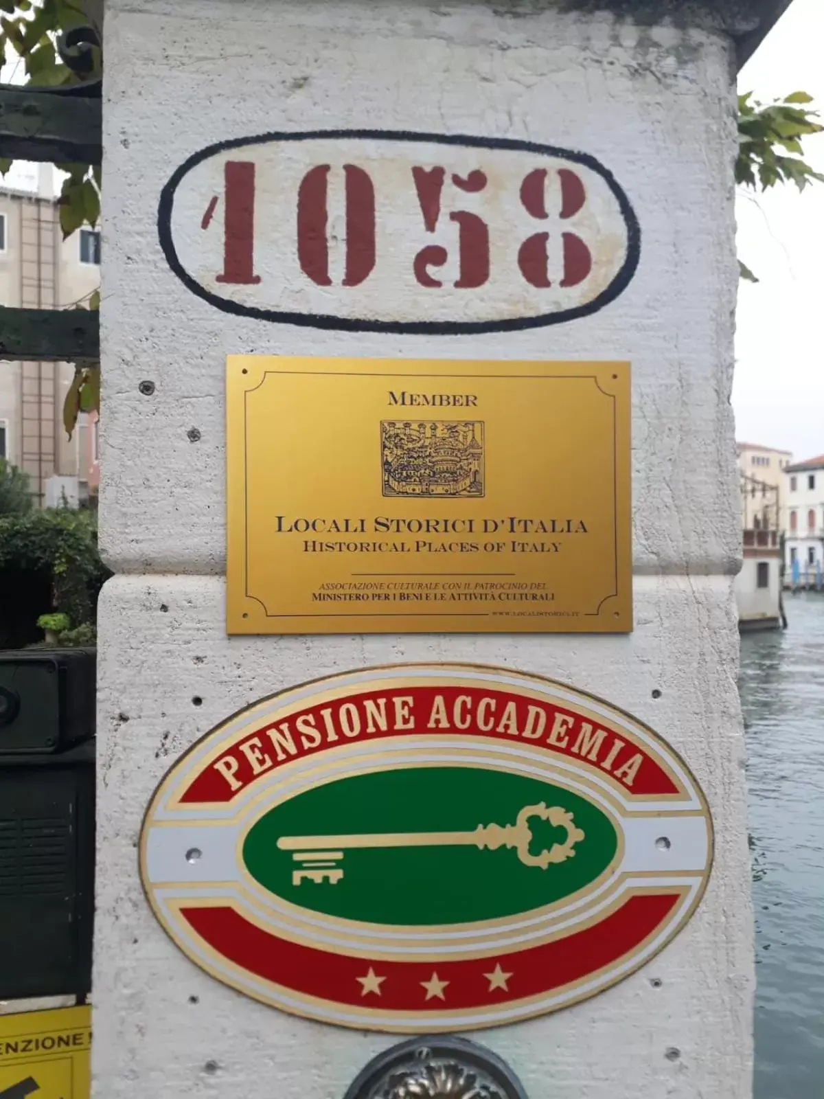 Logo/Certificate/Sign in Pensione Accademia - Villa Maravege