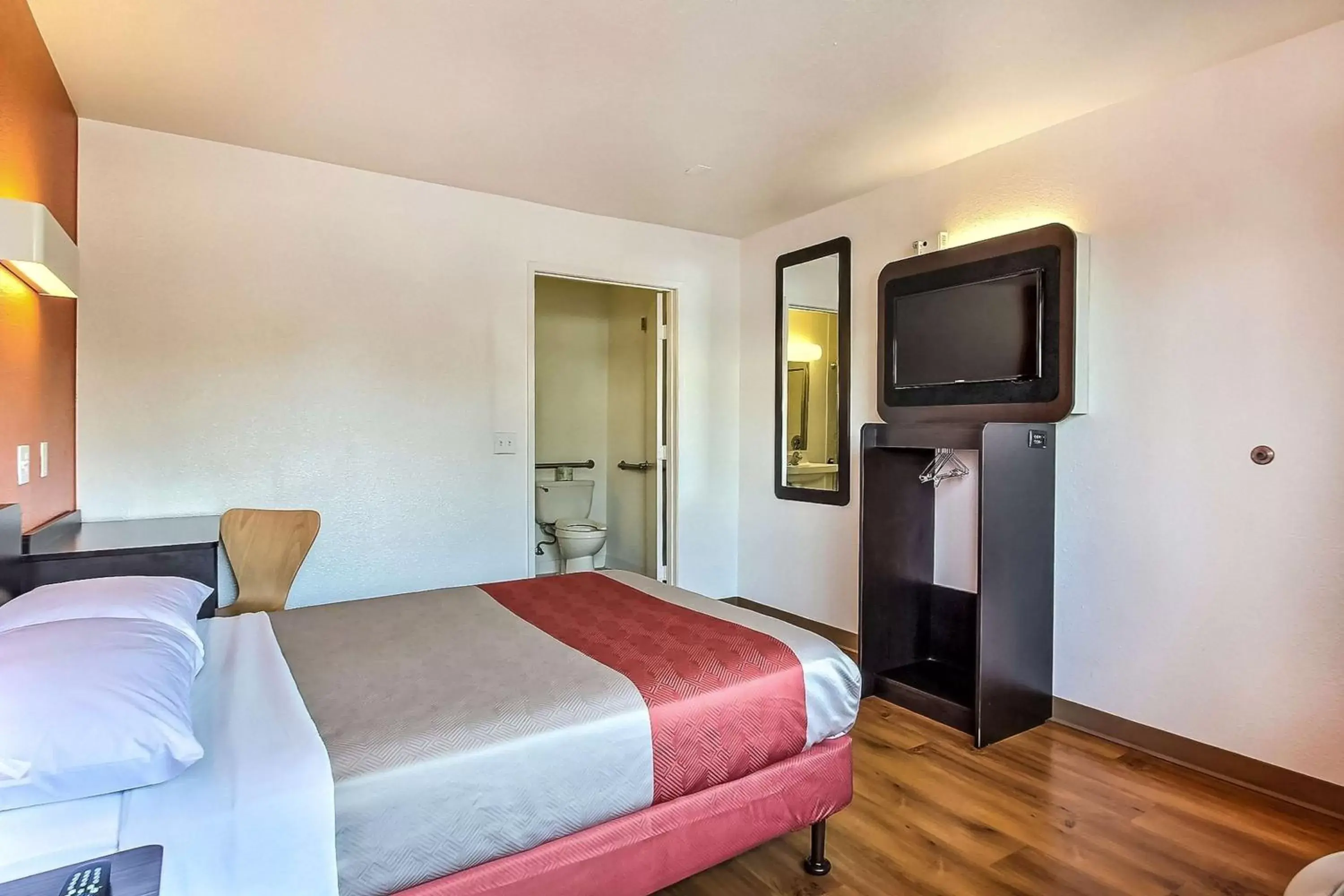 TV and multimedia, Bed in Motel 6-Sunnyvale, CA - South