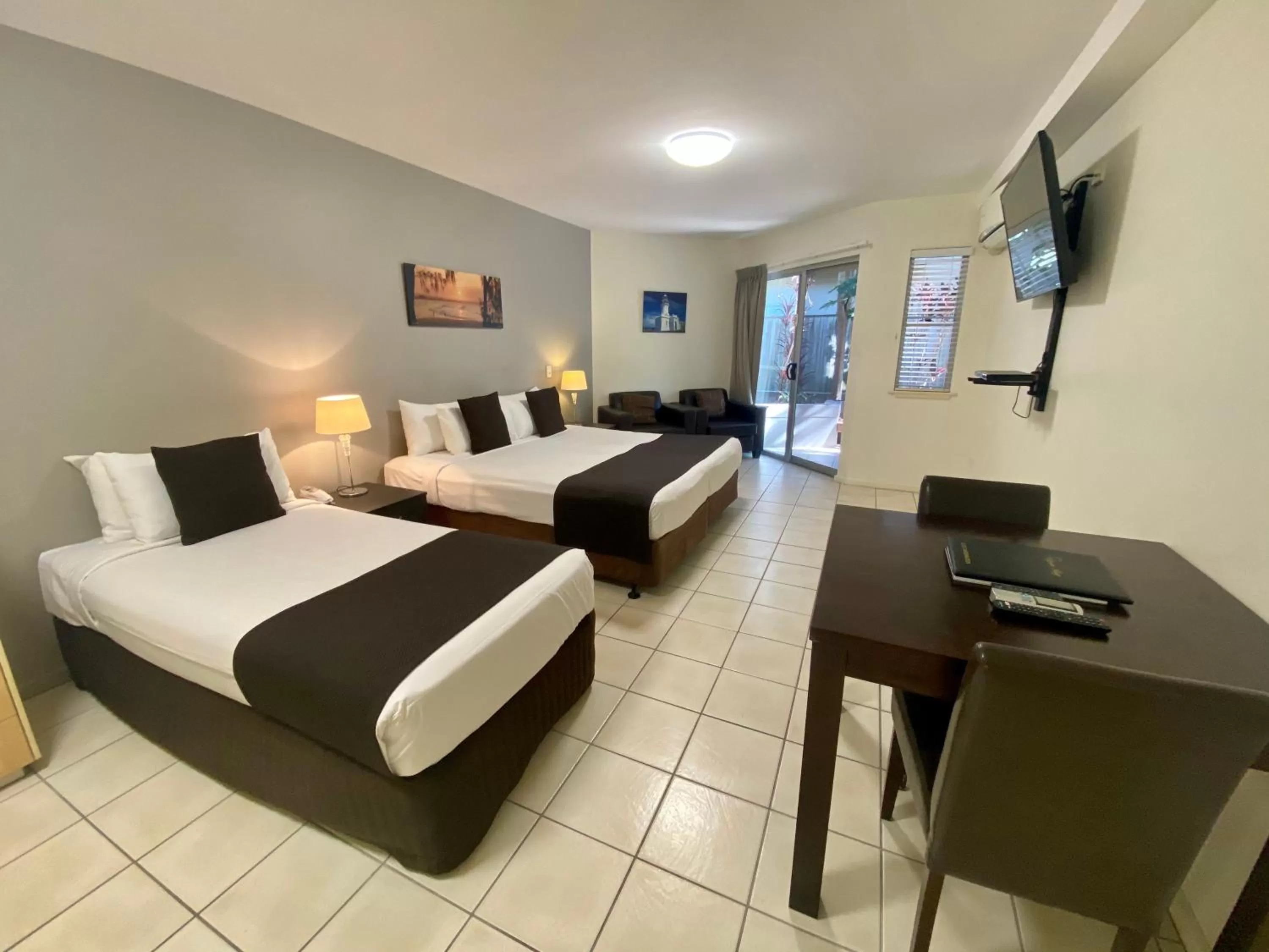 Photo of the whole room in The Byron Beachcomber