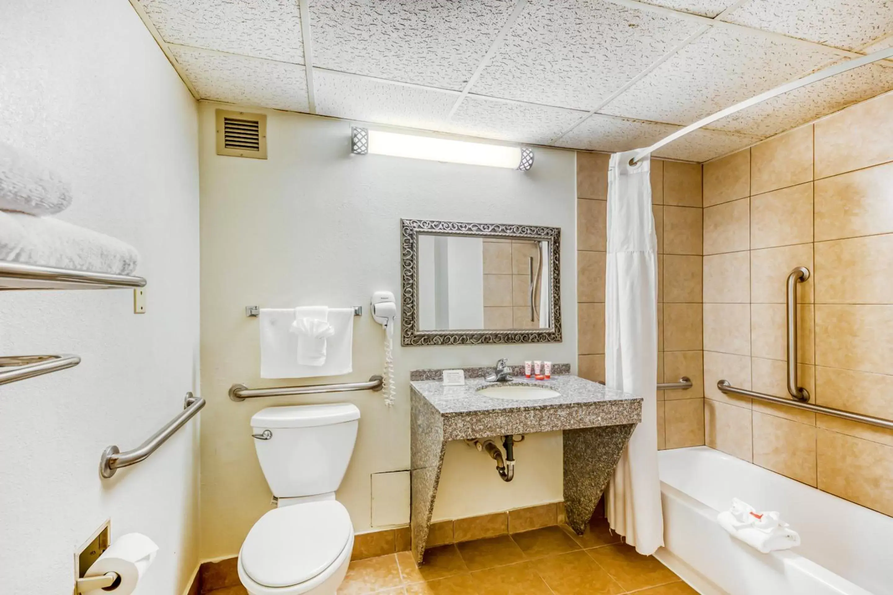 Bathroom in Capital O Nacogdoches - Hwy 59 & SW Stallings