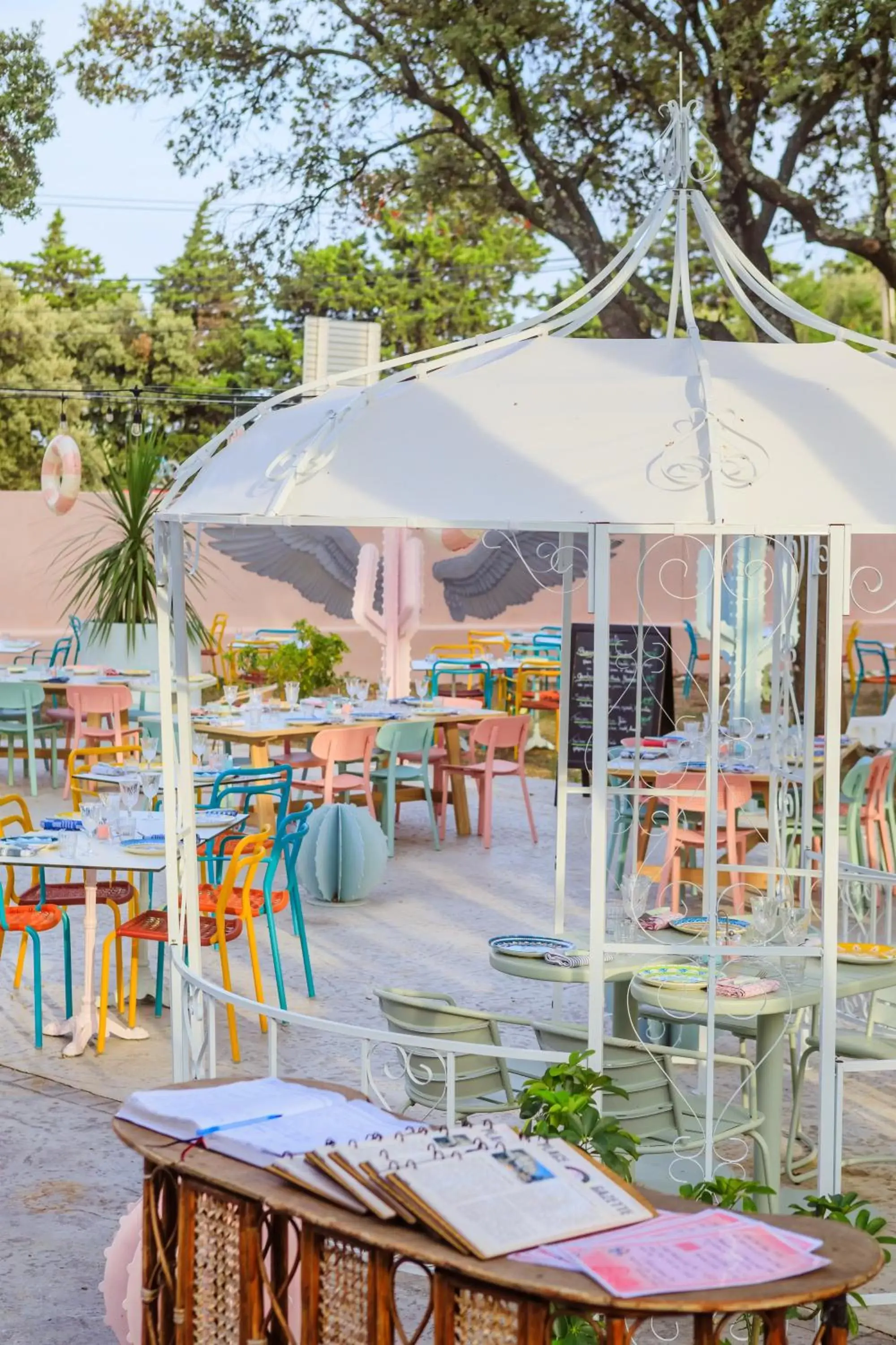 Patio, Restaurant/Places to Eat in greet hôtel Pont du Gard - Route d'Avignon