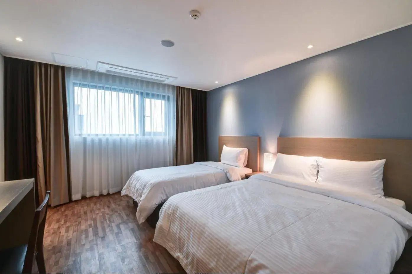 Photo of the whole room, Bed in Sea Moon Tourist Hotel Photo of the whole room, Bed in Sea Moon Tourist Hotel