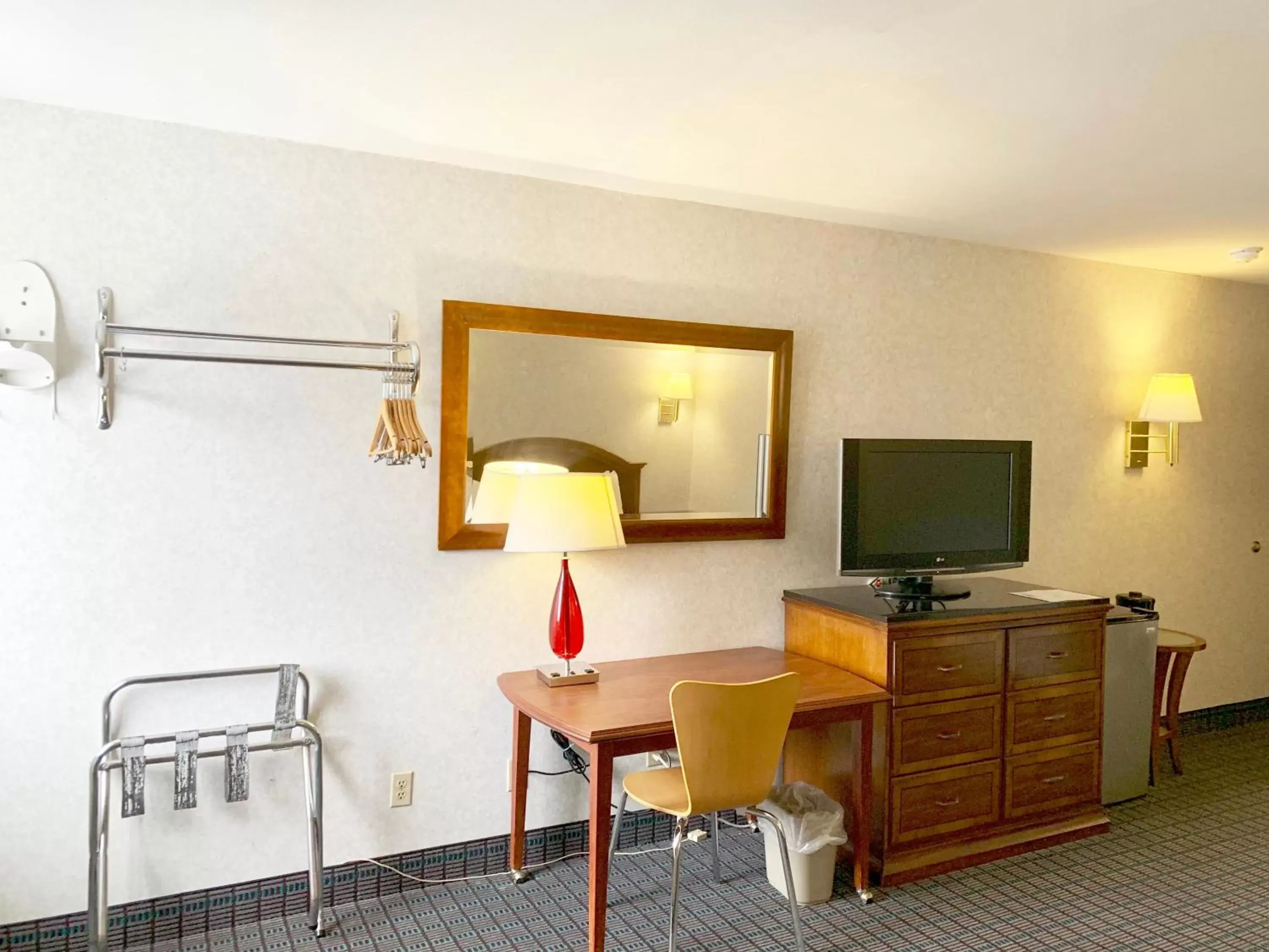 TV and multimedia, TV/Entertainment Center in Motel 6 McGraw, NY - Cortland