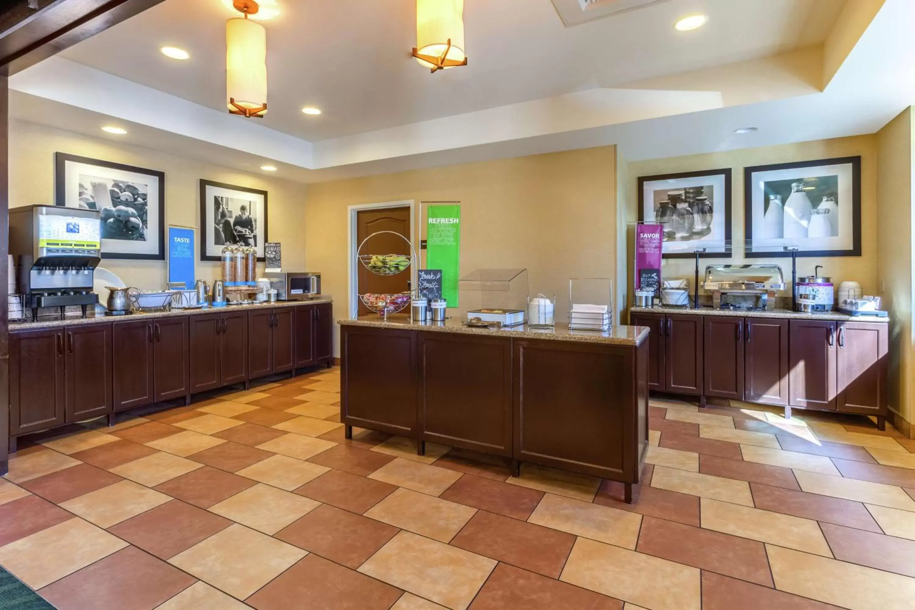 Dining area in Hampton Inn Okeechobee - Lake Okeechobee