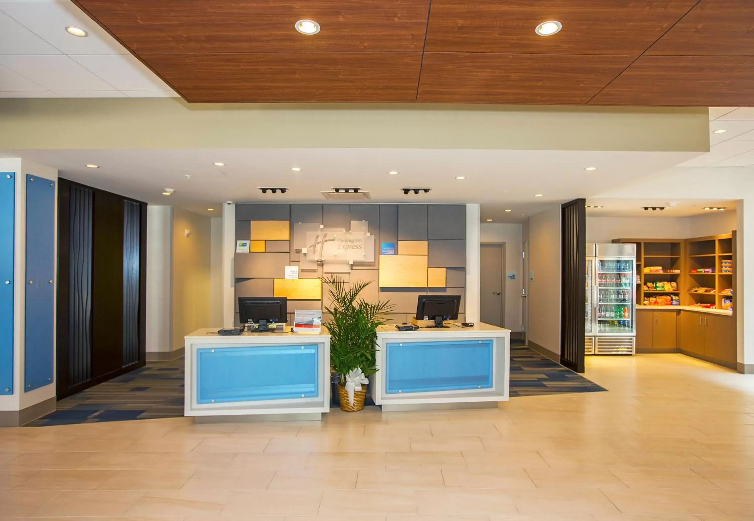 Property building, Lobby/Reception in Holiday Inn Express & Suites Pittsburgh North Shore, an IHG Hotel