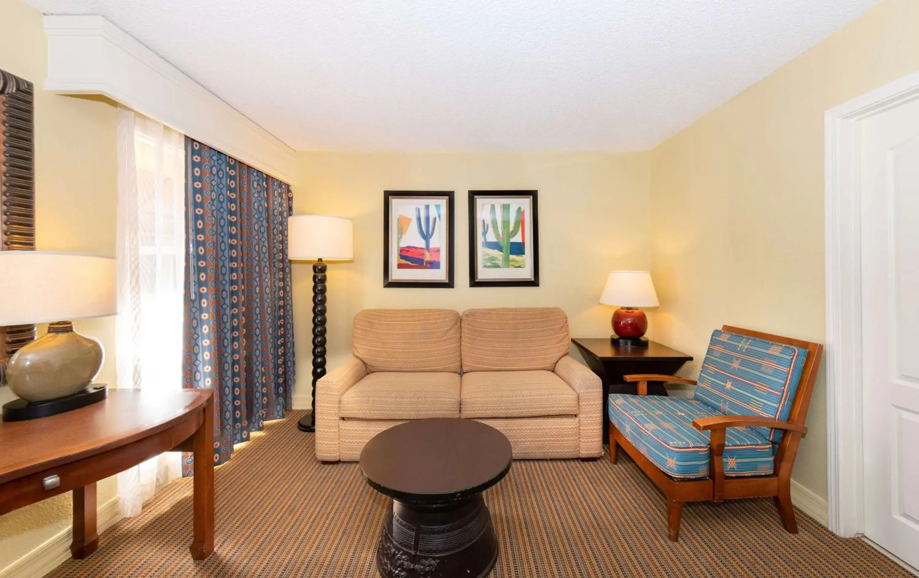 Living room, Seating Area in Hilton Phoenix Resort at the Peak - Formerly Pointe Hilton Squaw Peak Resort