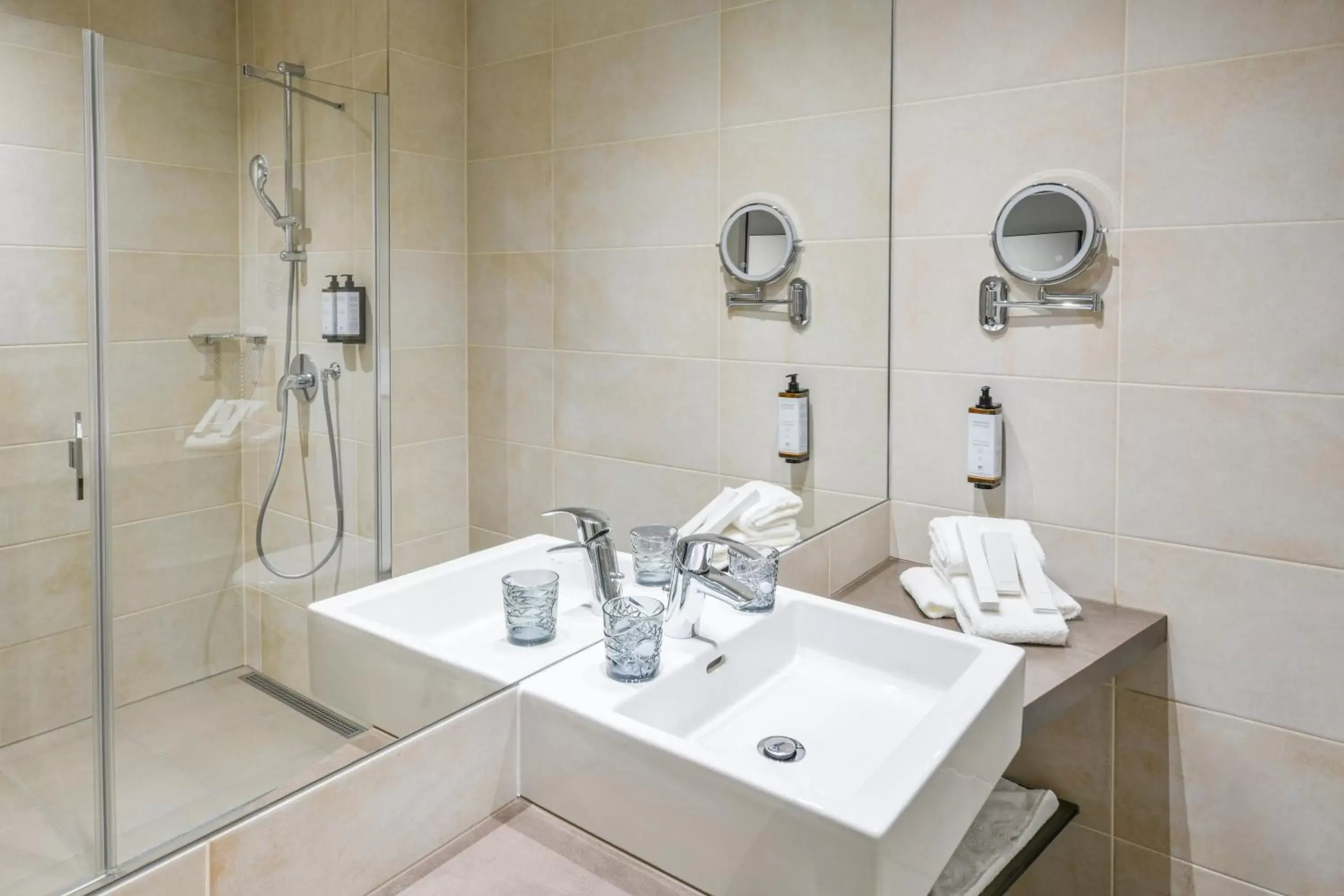 Shower, Bathroom in Mercure Geneva Airport