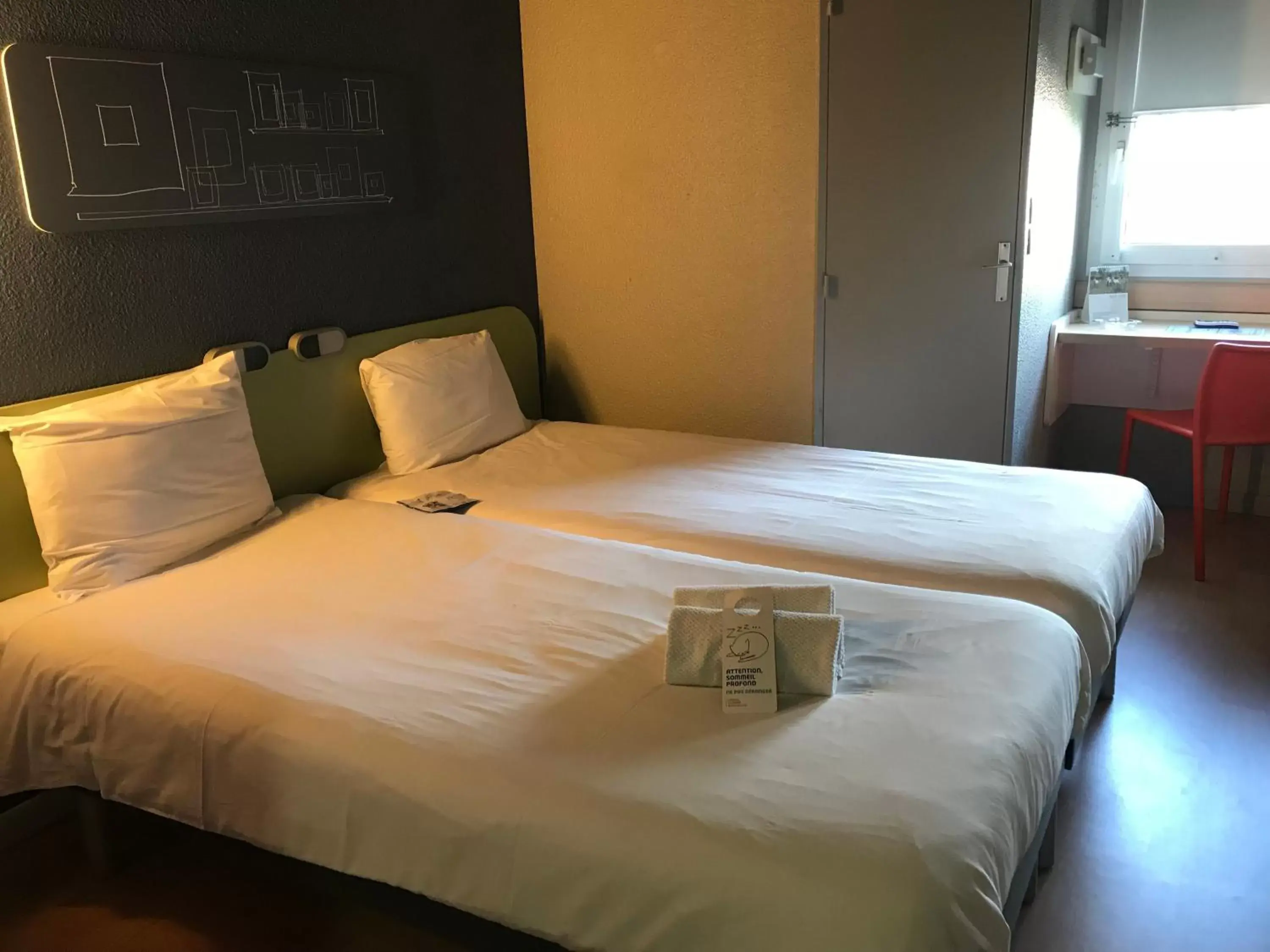 Bedroom, Bed in ibis budget Arles Sud Fourchon