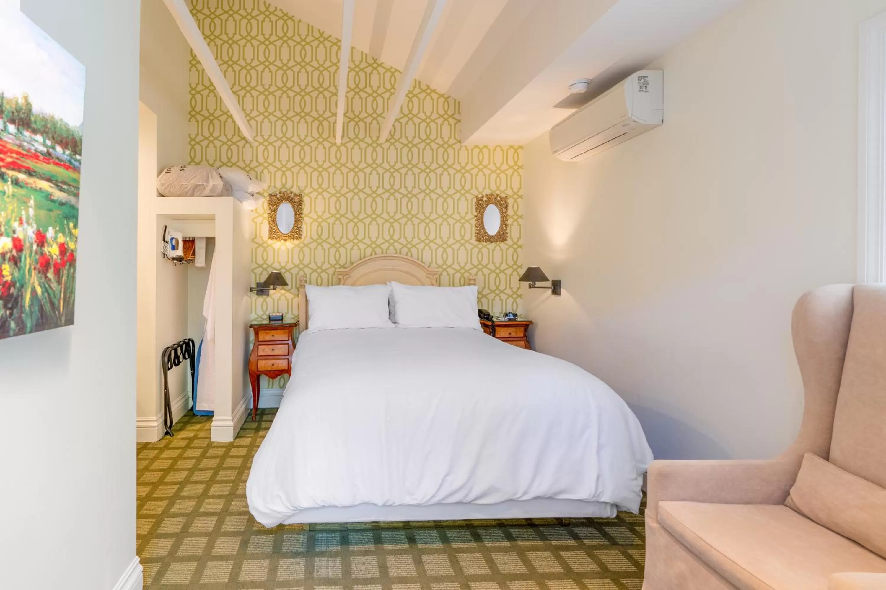 Bedroom, Bed in The Bergson, BW Signature Collection