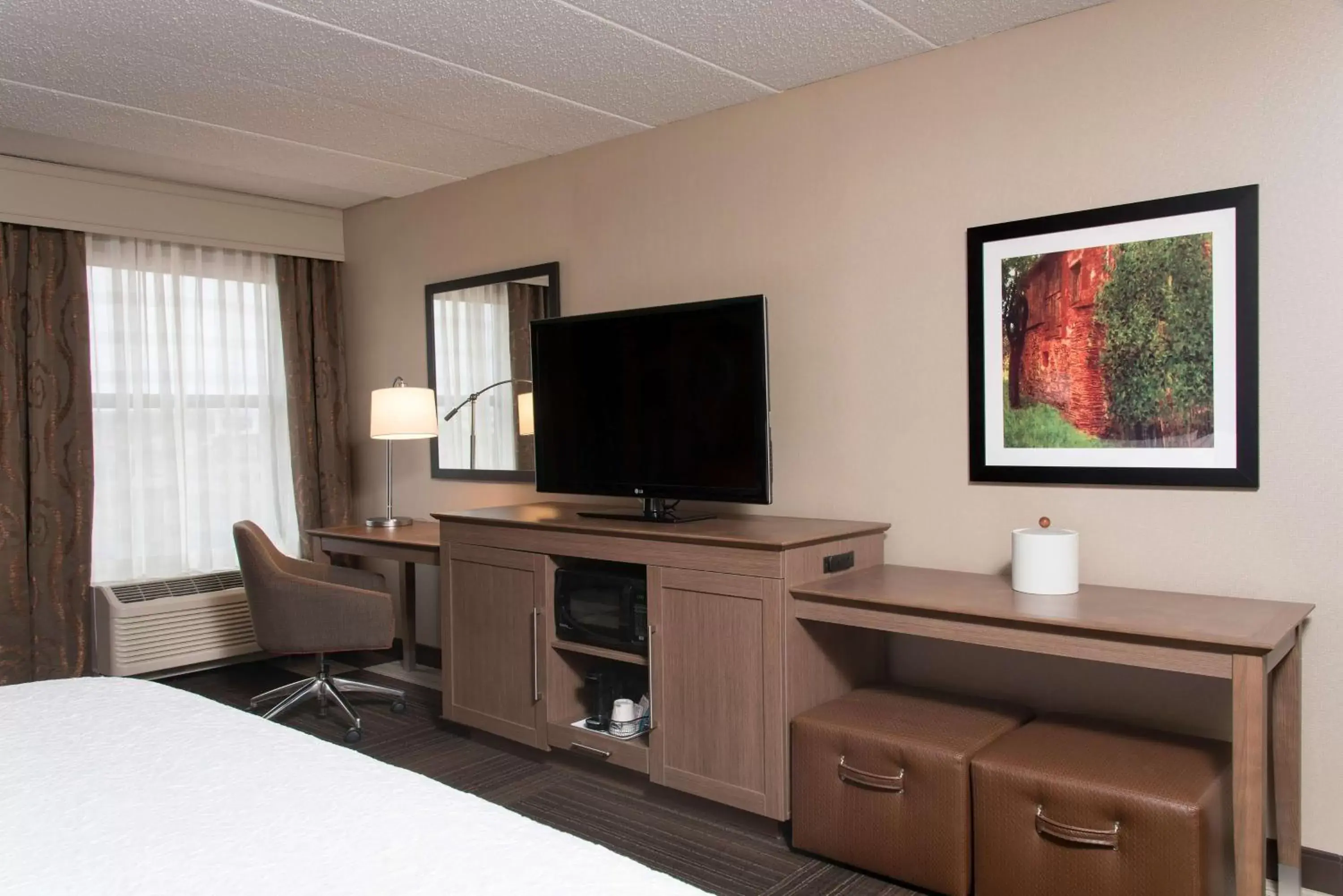 Bedroom, TV/Entertainment Center in Hampton Inn Columbus/Taylorsville