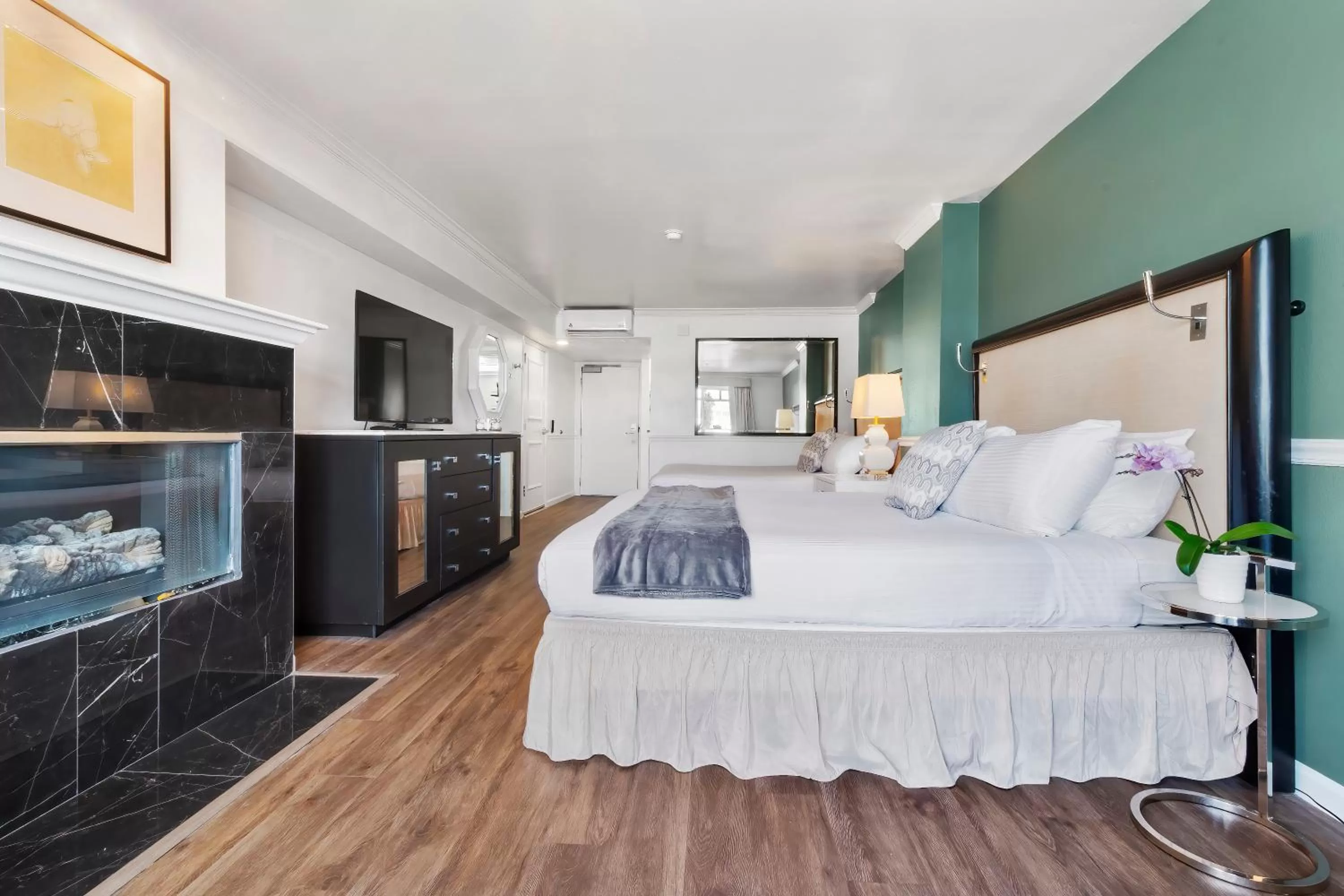 Photo of the whole room, Bed in Ascot Suites Morro Bay