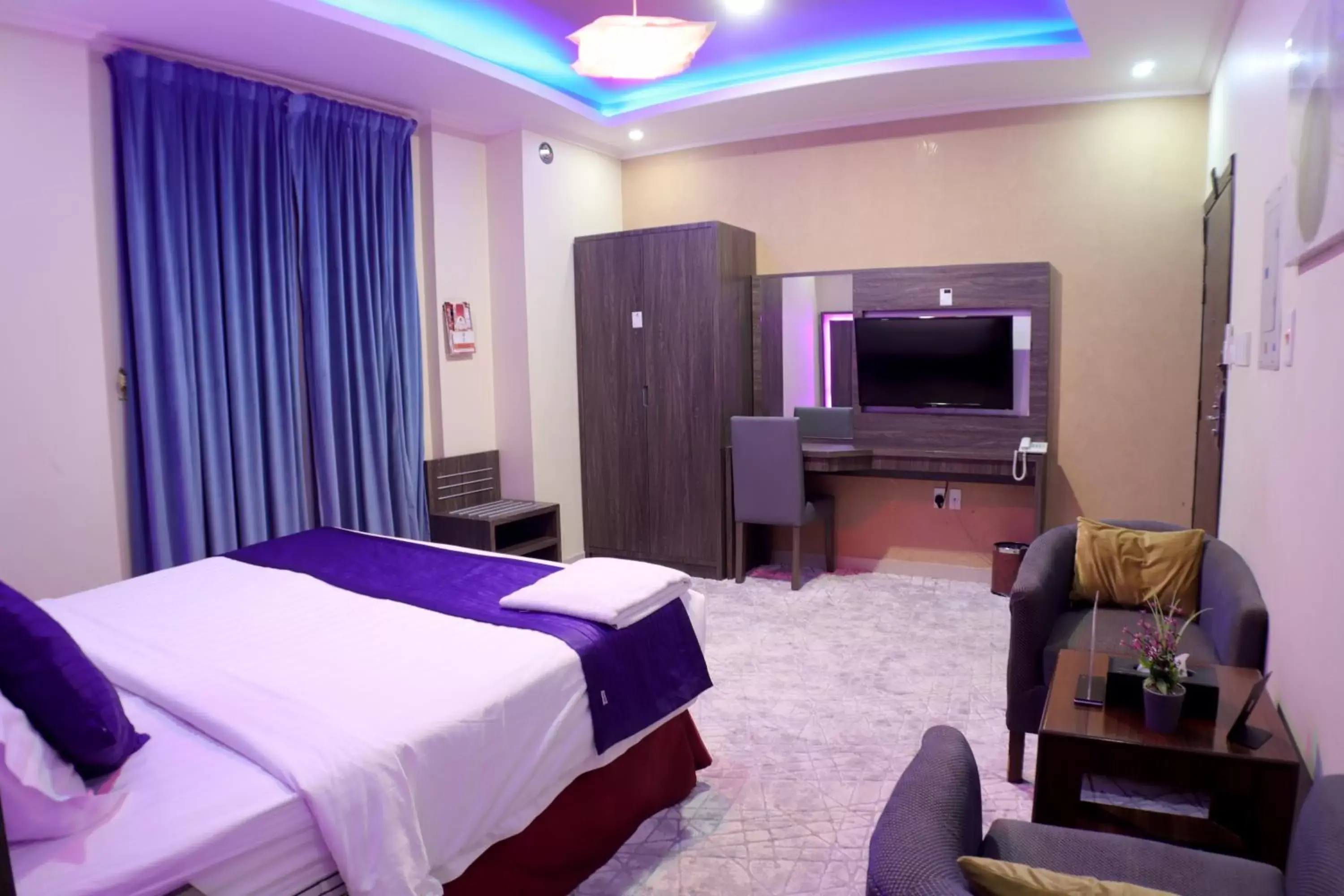 Bed, TV/Entertainment Center in Maskan Al Dyafah Hotel Apartments 2