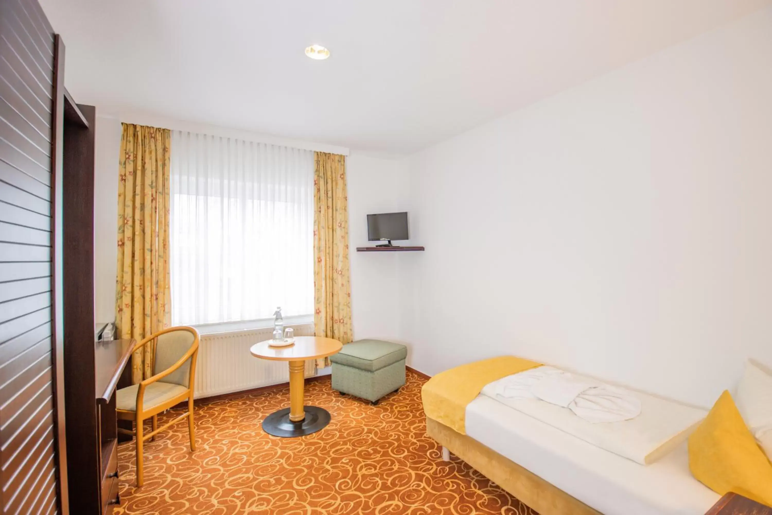 Photo of the whole room, Bed in Hotel garni Zwickau-Mosel