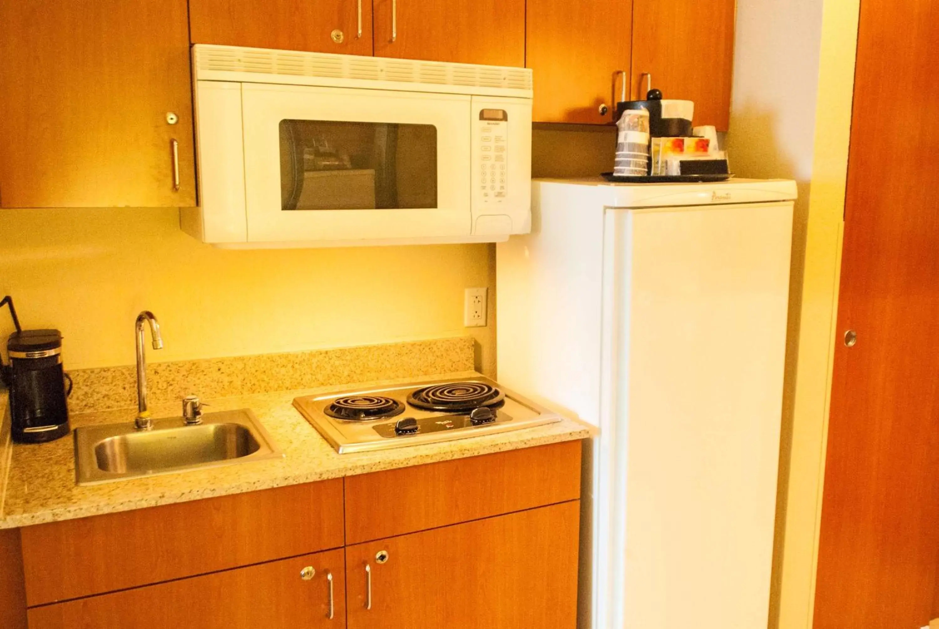 Photo of the whole room, Kitchen/Kitchenette in Best Western Plus Miami-Doral/Dolphin Mall