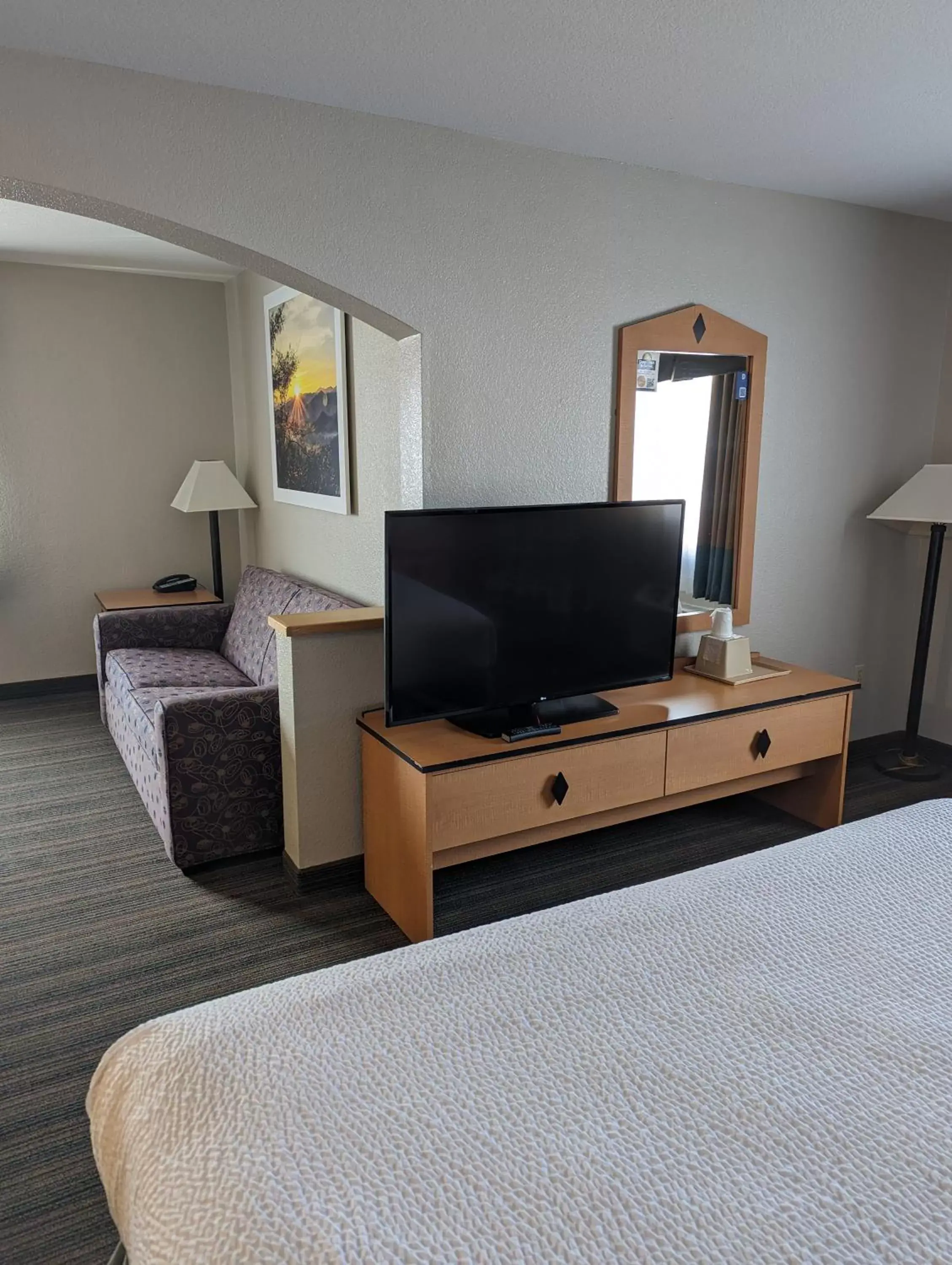 TV and multimedia, TV/Entertainment Center in Days Inn & Suites by Wyndham Castle Rock