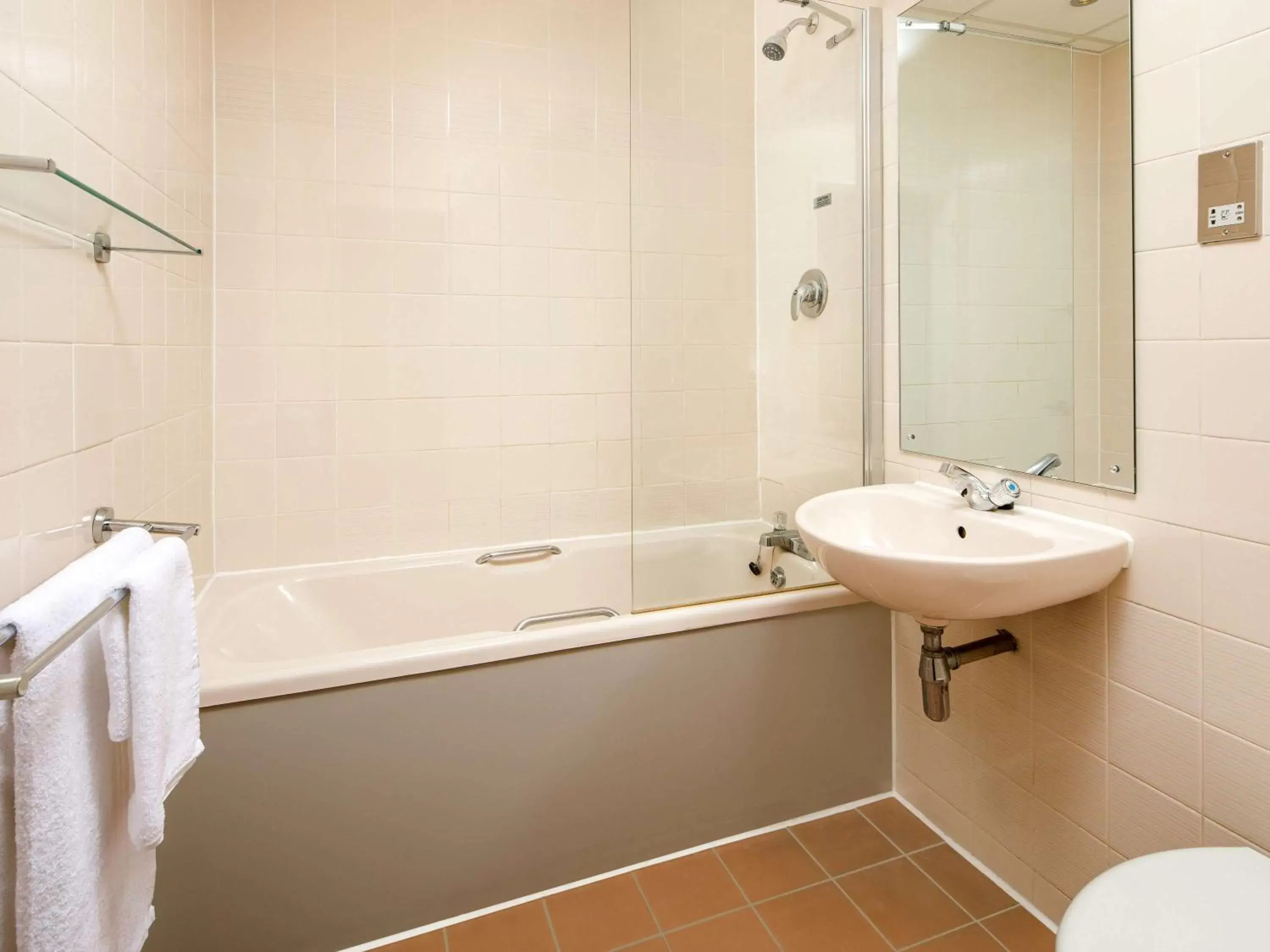 Bathroom in Mercure Hull Grange Park Hotel