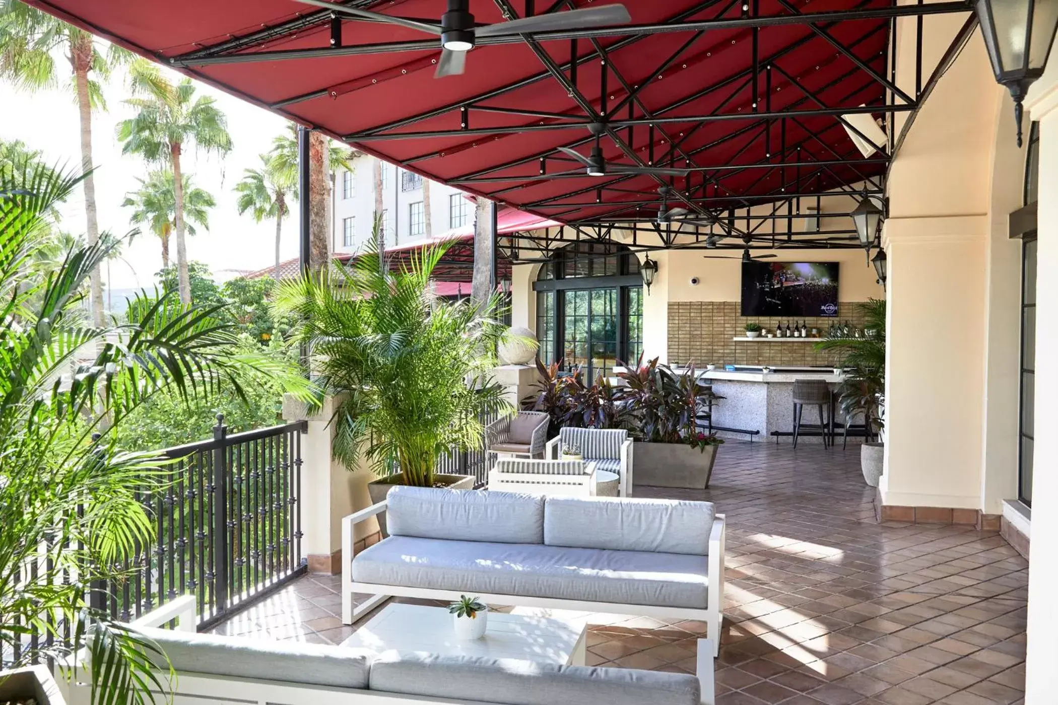 Lounge or bar in Universal's Loews Royal Pacific Resort