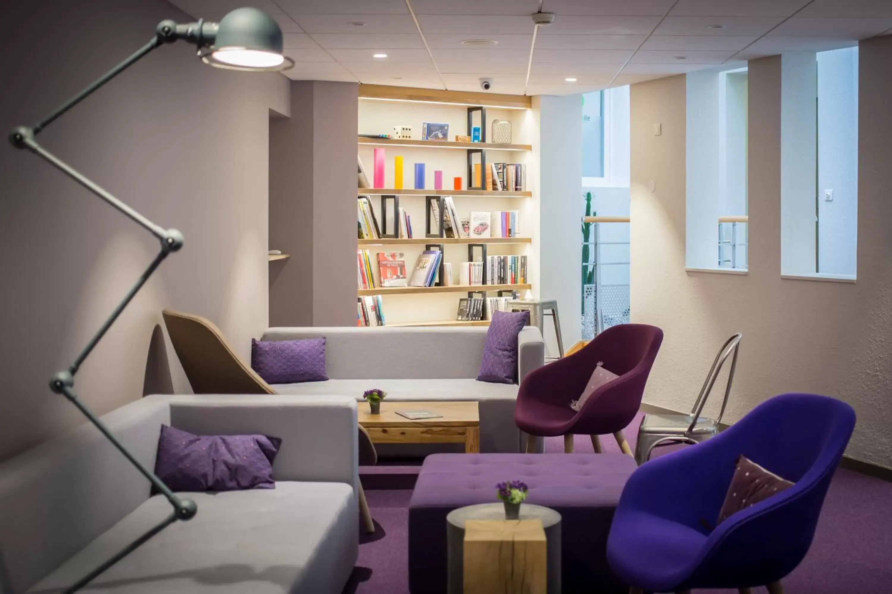 Communal lounge/ TV room, Library in Campanile Dijon Centre - Gare