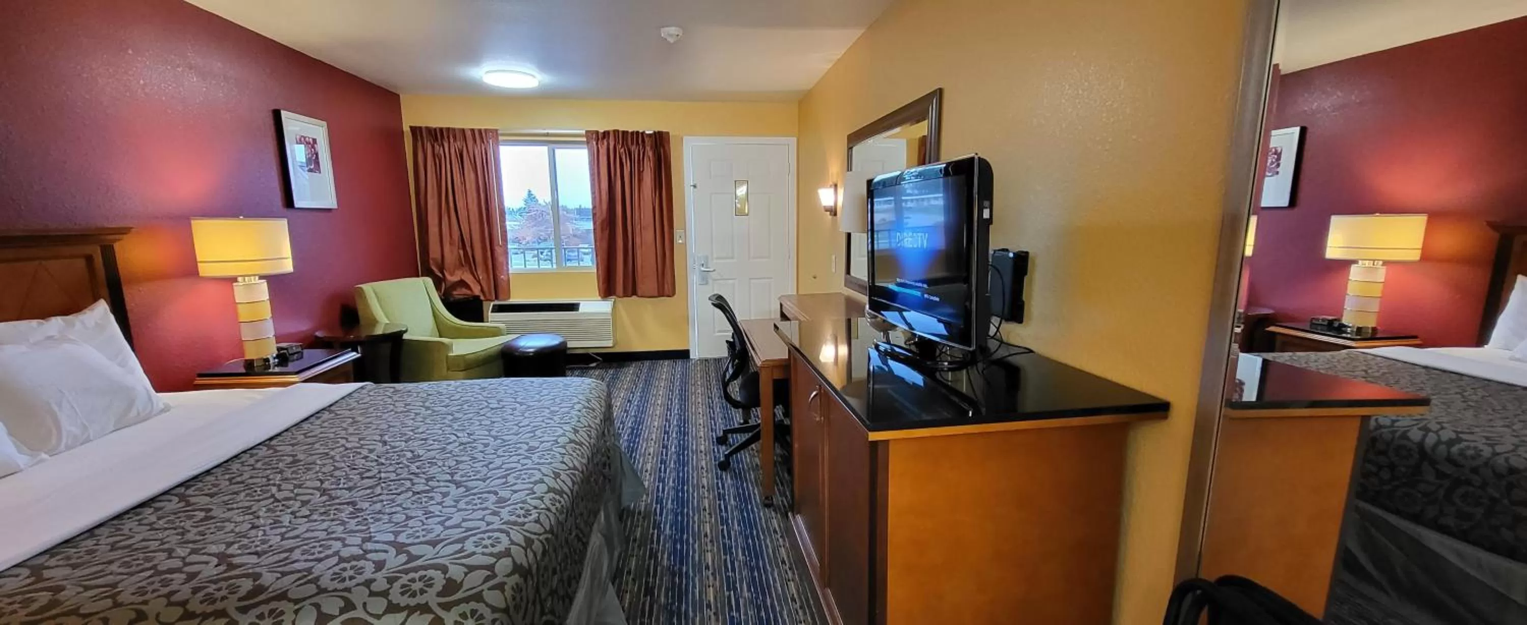 TV and multimedia, Bed in Olympic Inn & Suites Port Angeles