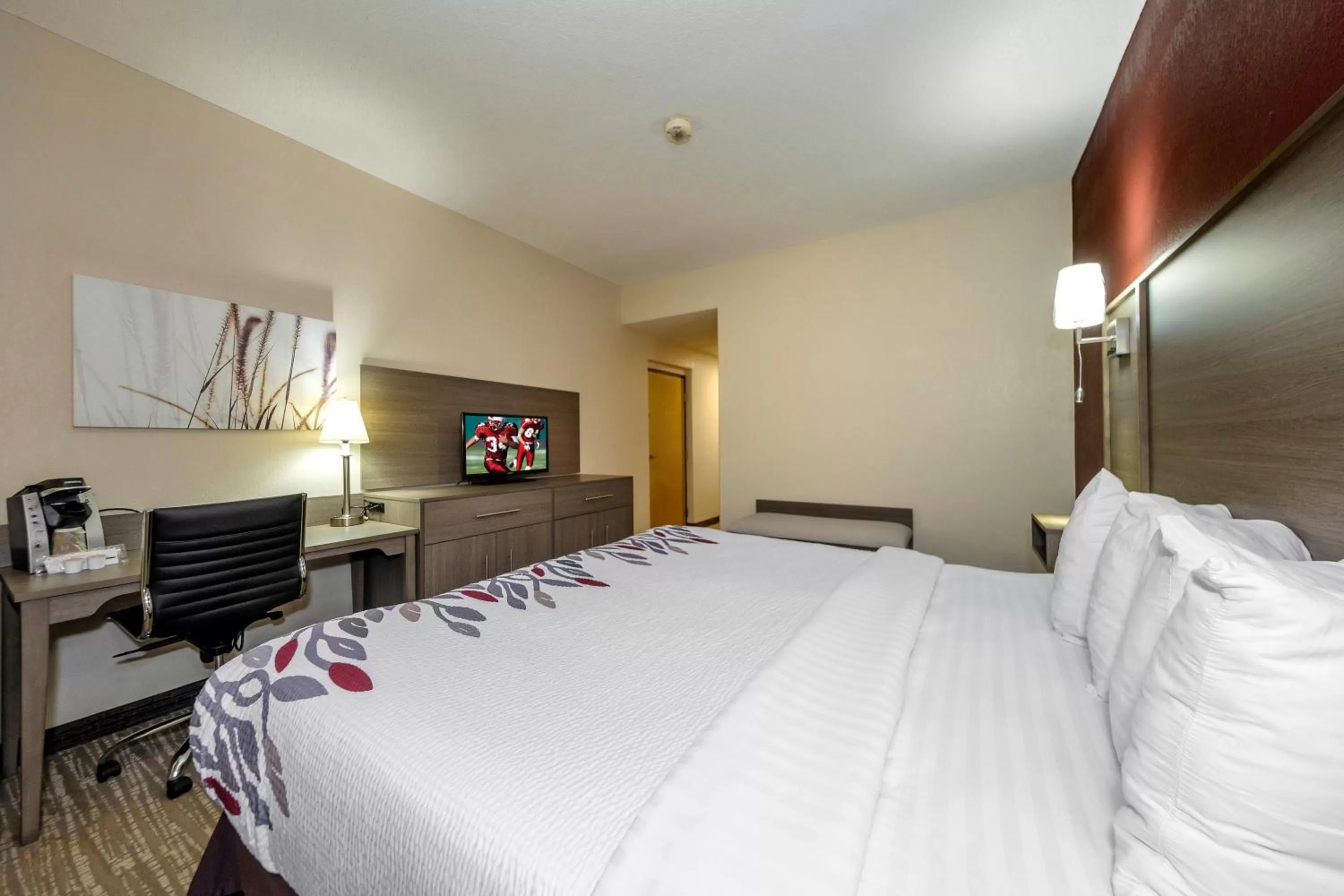 Superior King Room - Disability Access/Roll-In Shower Non-Smoking in Red Roof Inn Yemassee