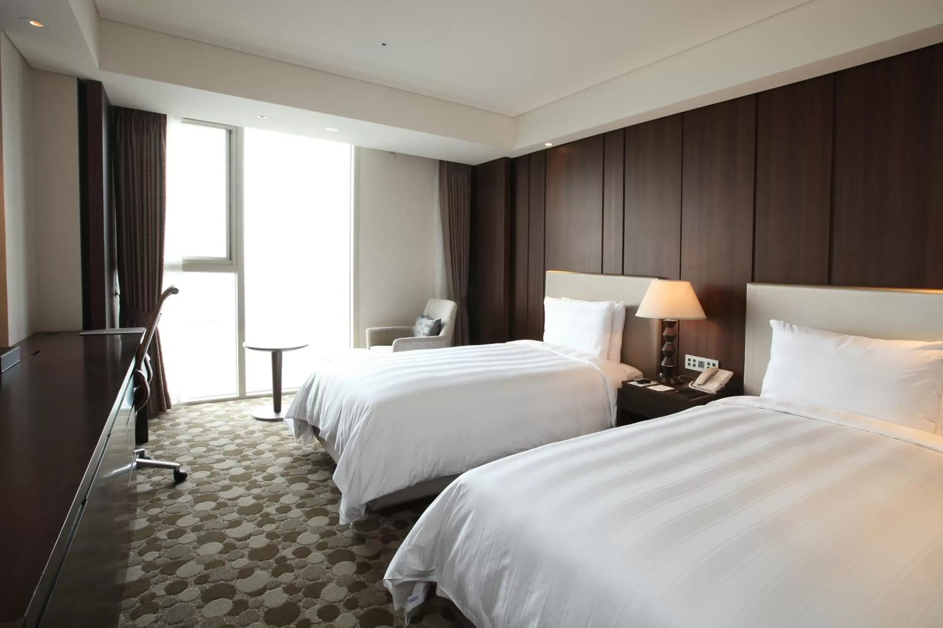 Photo of the whole room, Bed in LOTTE City Hotel Daejeon