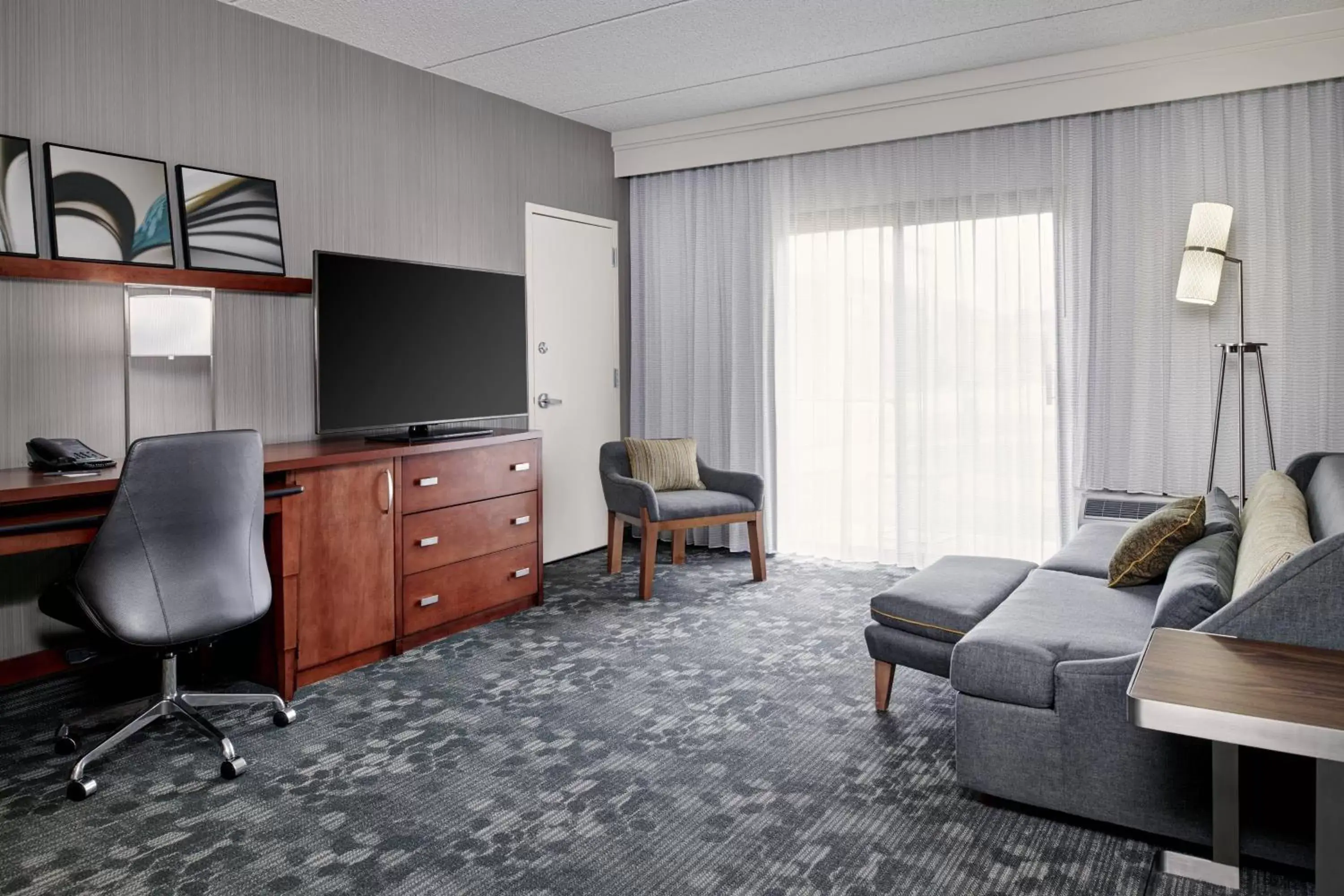 Living room, Seating Area in Courtyard Chicago Oakbrook Terrace