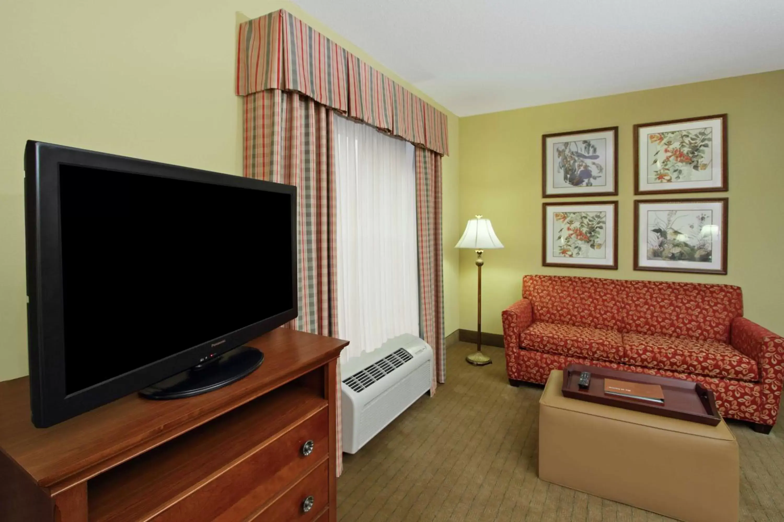 Bedroom, TV/Entertainment Center in Homewood Suites by Hilton Chesapeake - Greenbrier