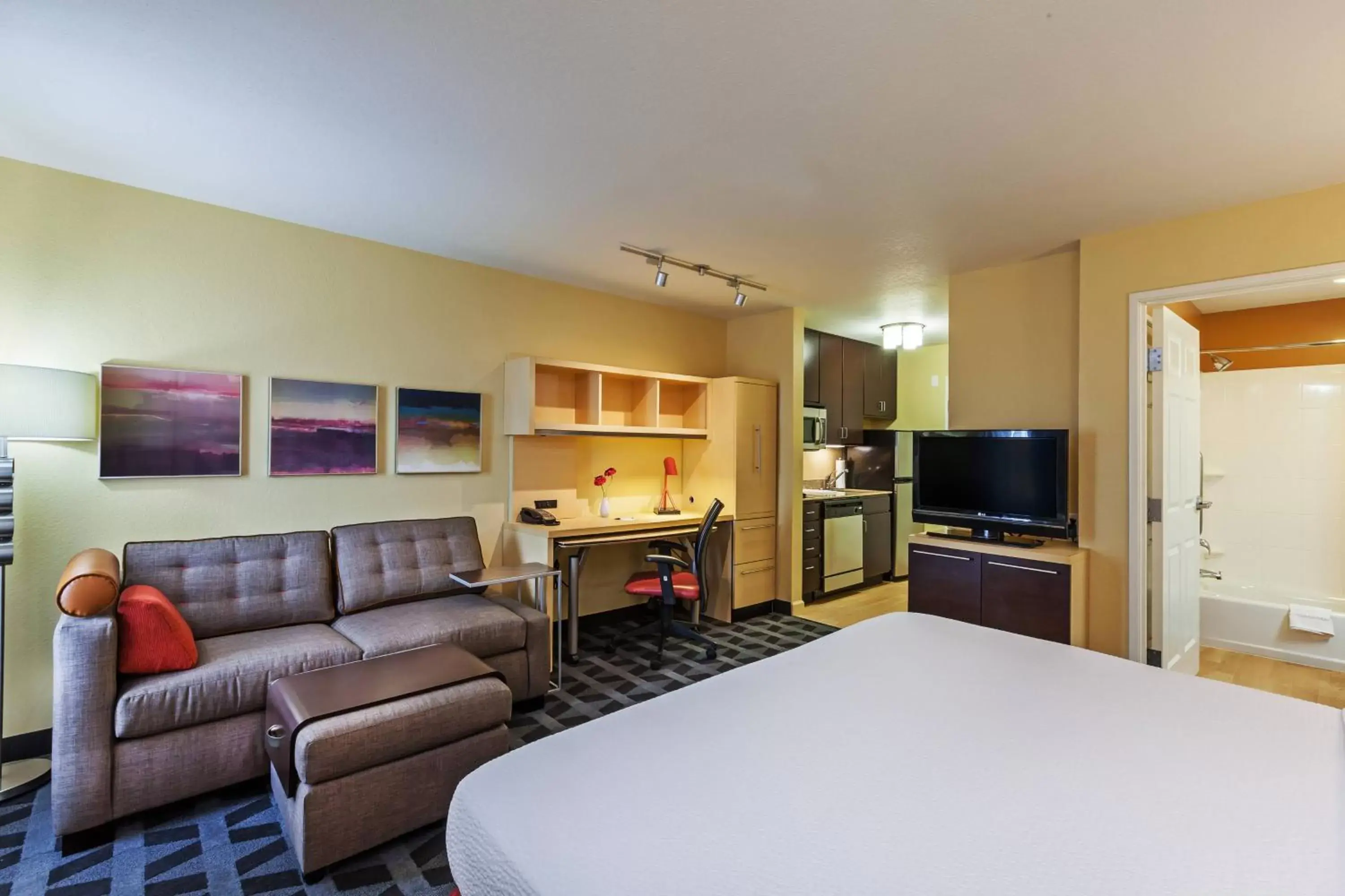 Bedroom in TownePlace Suites by Marriott Tulsa Broken Arrow