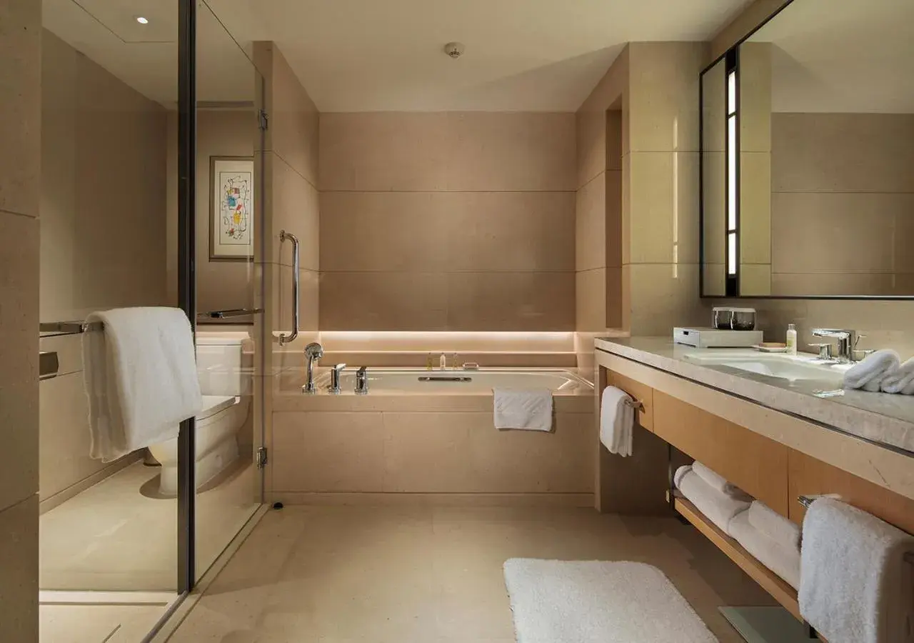 Bathroom in DoubleTree by Hilton Chengdu Longquanyi