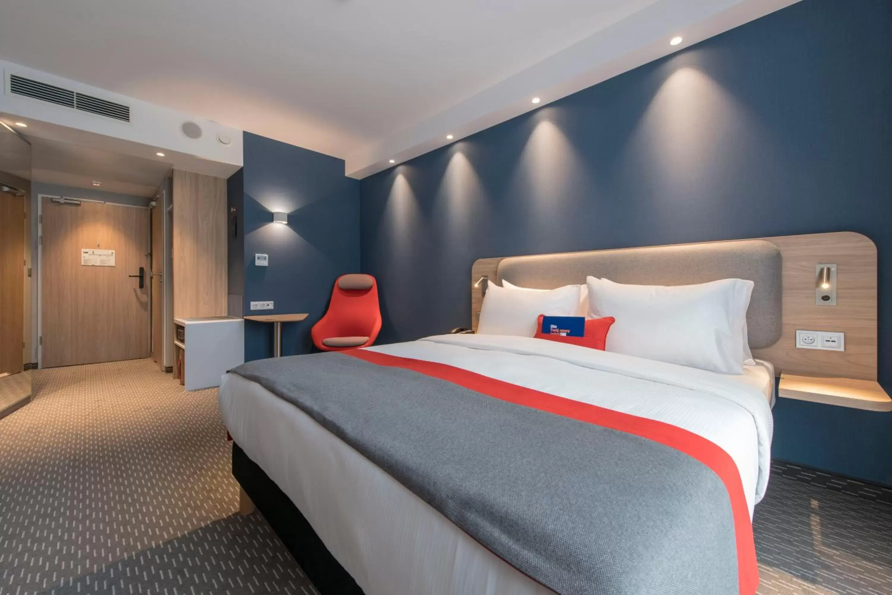 Bed in Holiday Inn Express Warsaw - Mokotow, an IHG Hotel