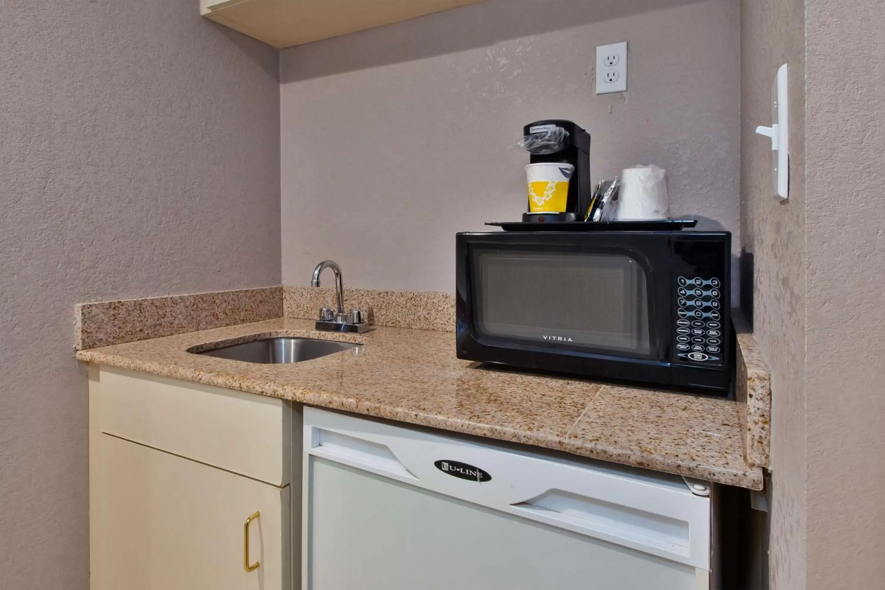 Photo of the whole room, Kitchen/Kitchenette in Hampton Inn College Park