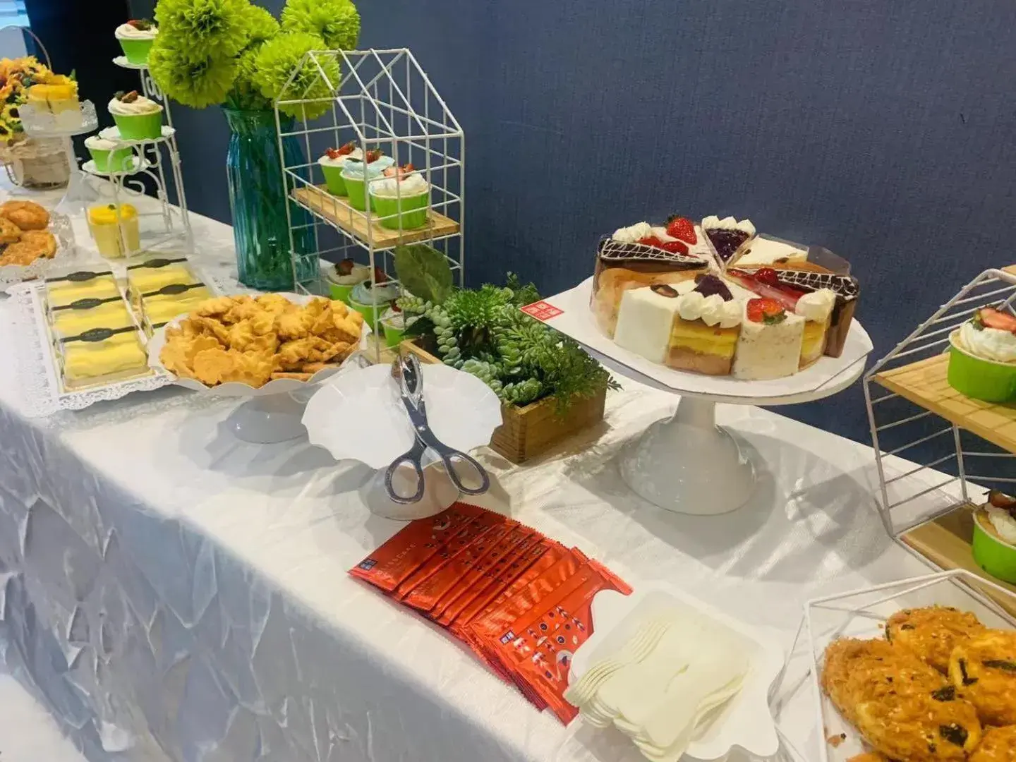 Buffet breakfast in Holiday Inn Express - Wuhan Optical Valley by IHG Buffet breakfast in Holiday Inn Express - Wuhan Optical Valley by IHG