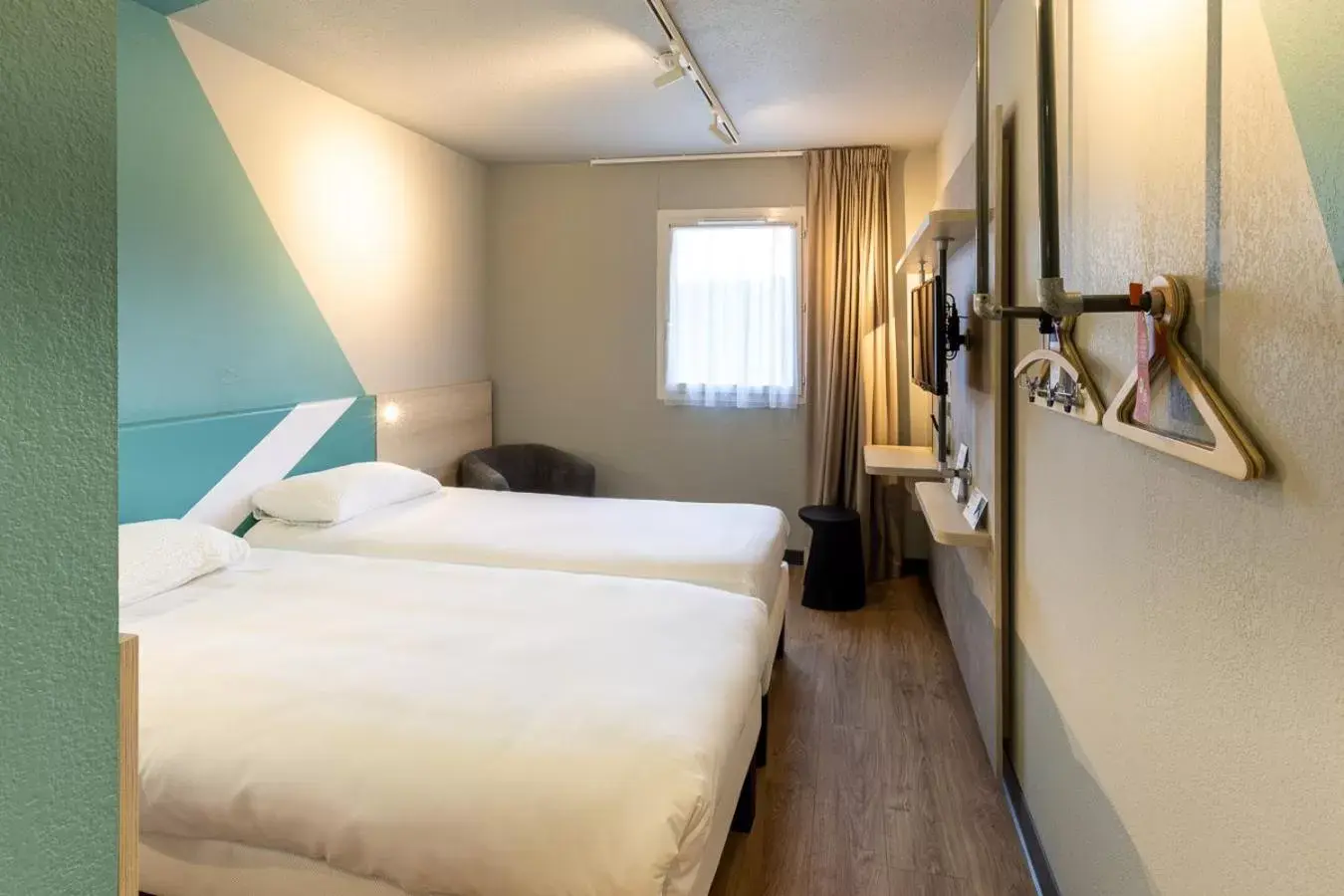 Bedroom, Bed in ibis Budget Millau Viaduc