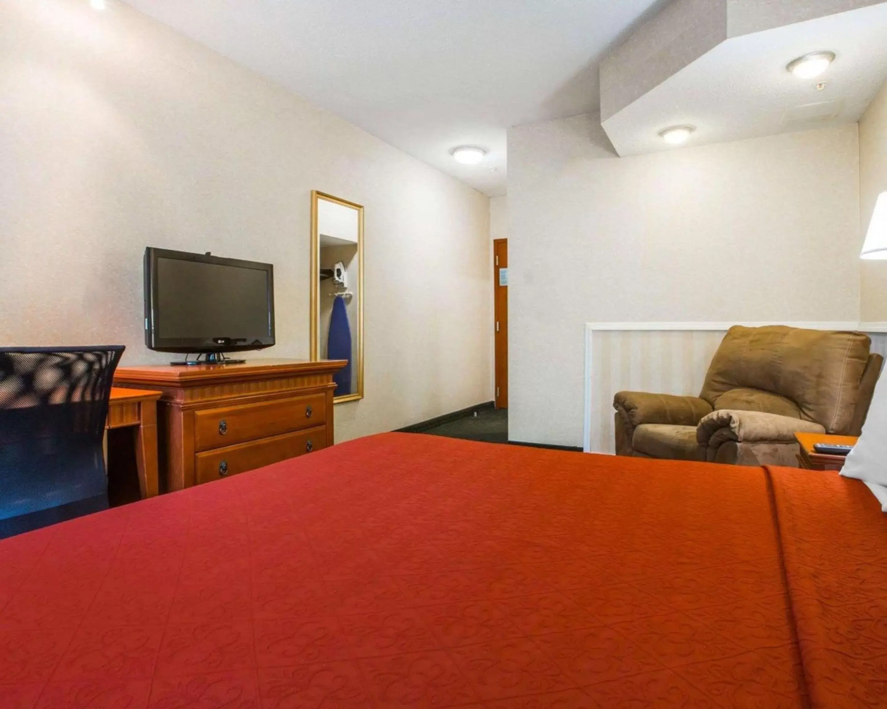Photo of the whole room, Bed in Econo Lodge Glens Falls - Lake George