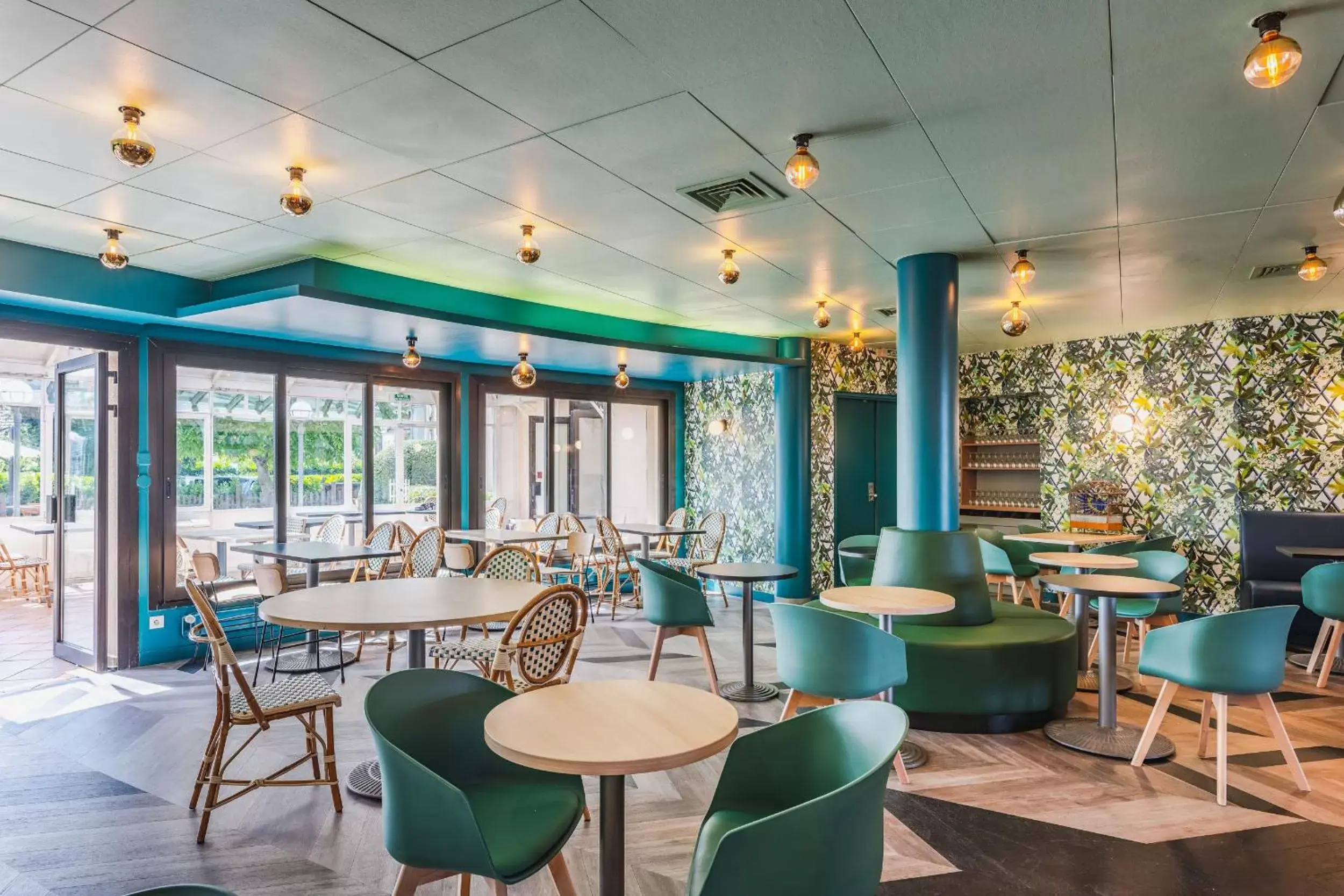 Restaurant/places to eat, Lounge/Bar in Best Western Hôtel Grand Parc Marne La Vallée