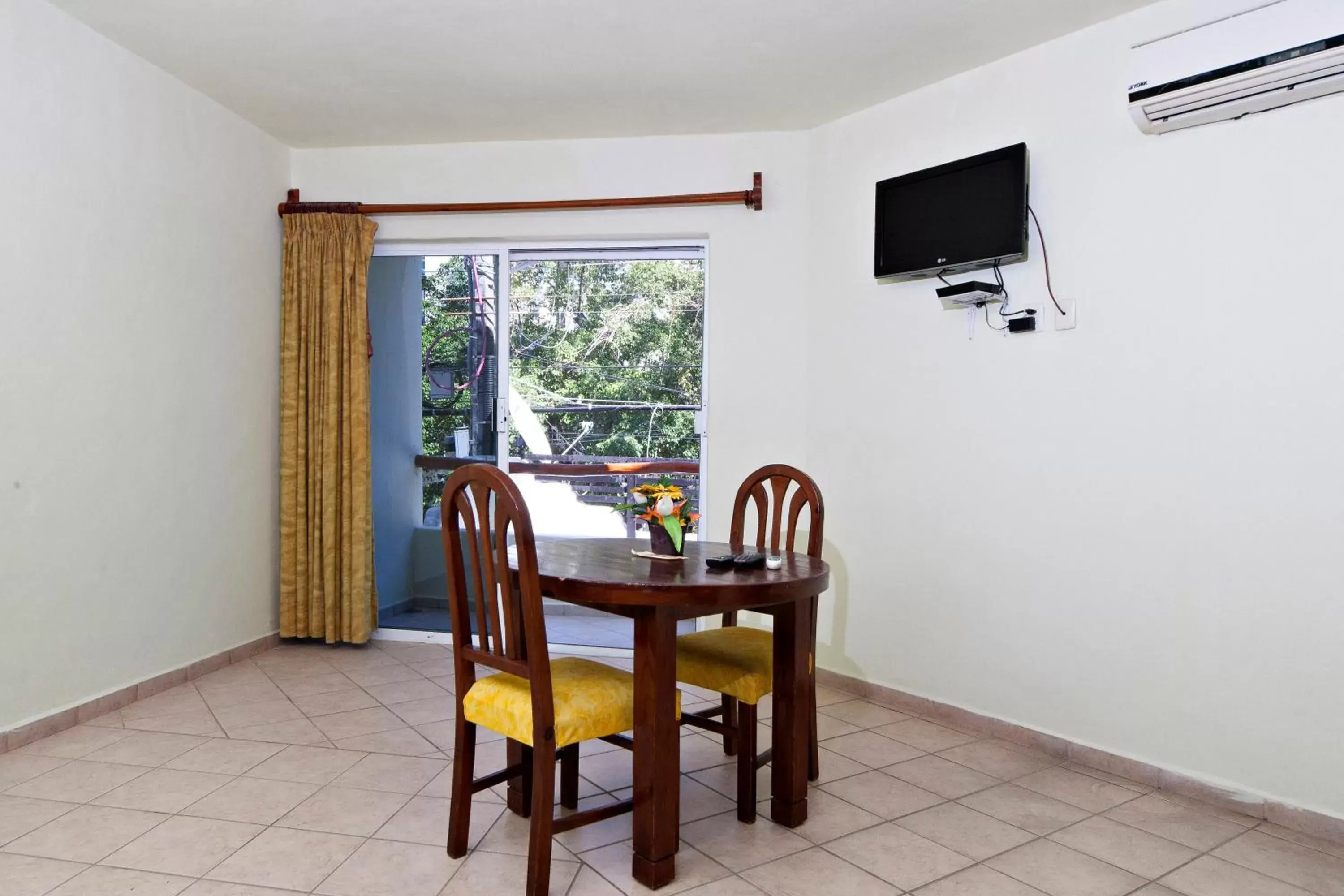 TV and multimedia, Dining Area in Hotel Castillo Del Mar - 5 Th Ave