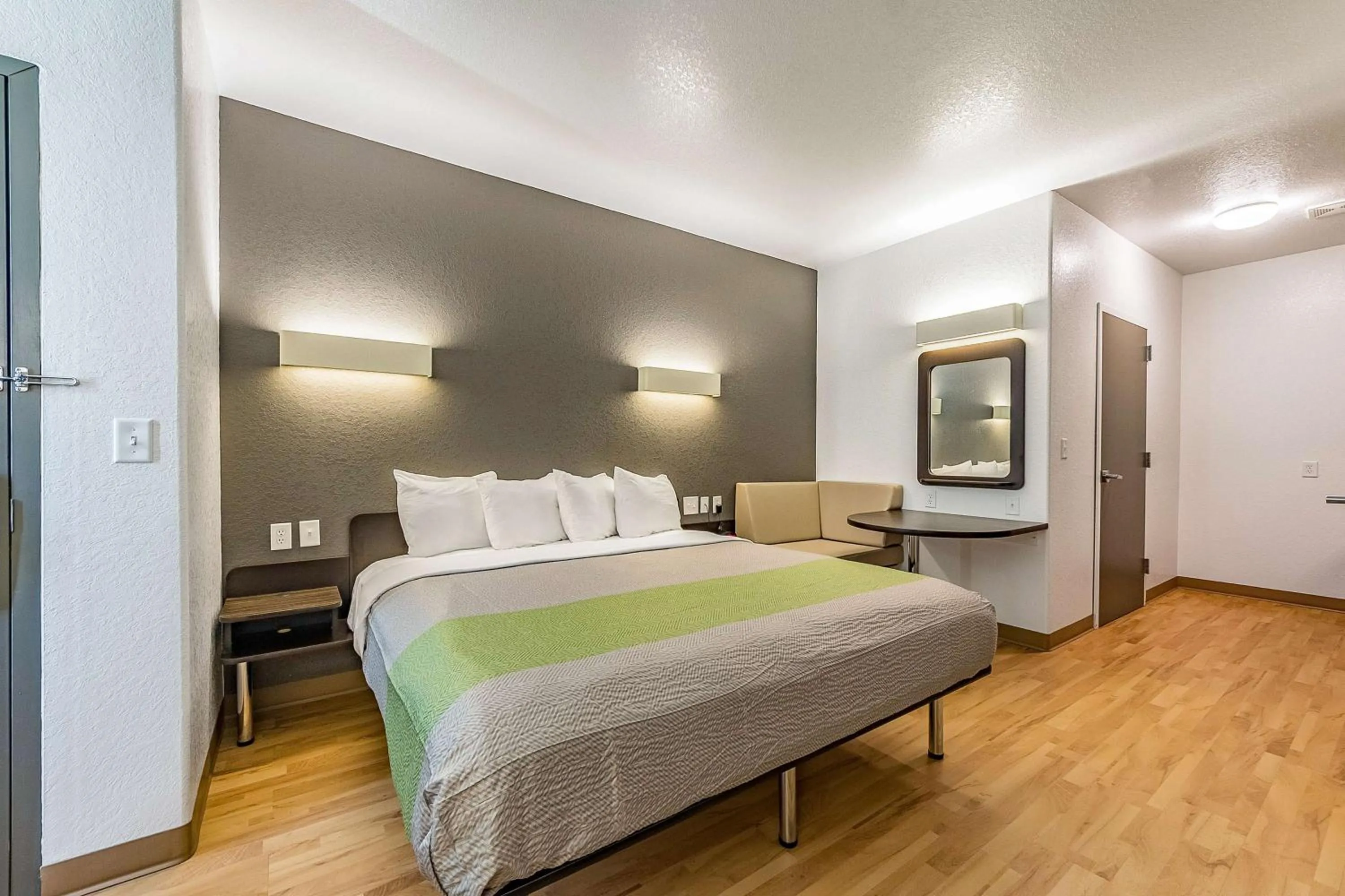 Photo of the whole room, Bed in Studio 6 New Braunfels, Tx