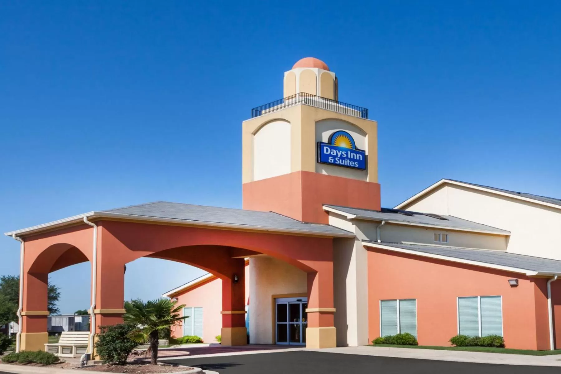 Days Inn & Suites by Wyndham Marquez