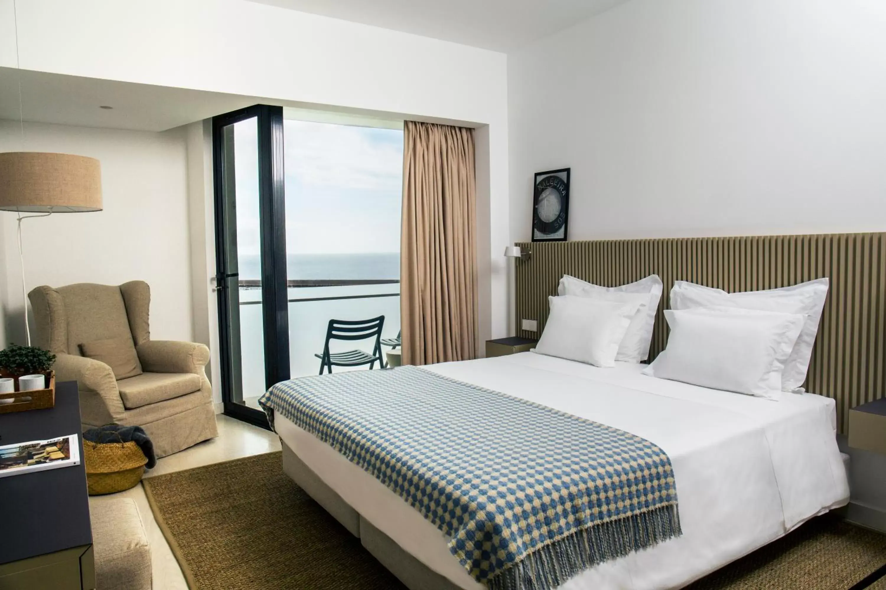 Bedroom, Bed in Memmo Baleeira - Design Hotels