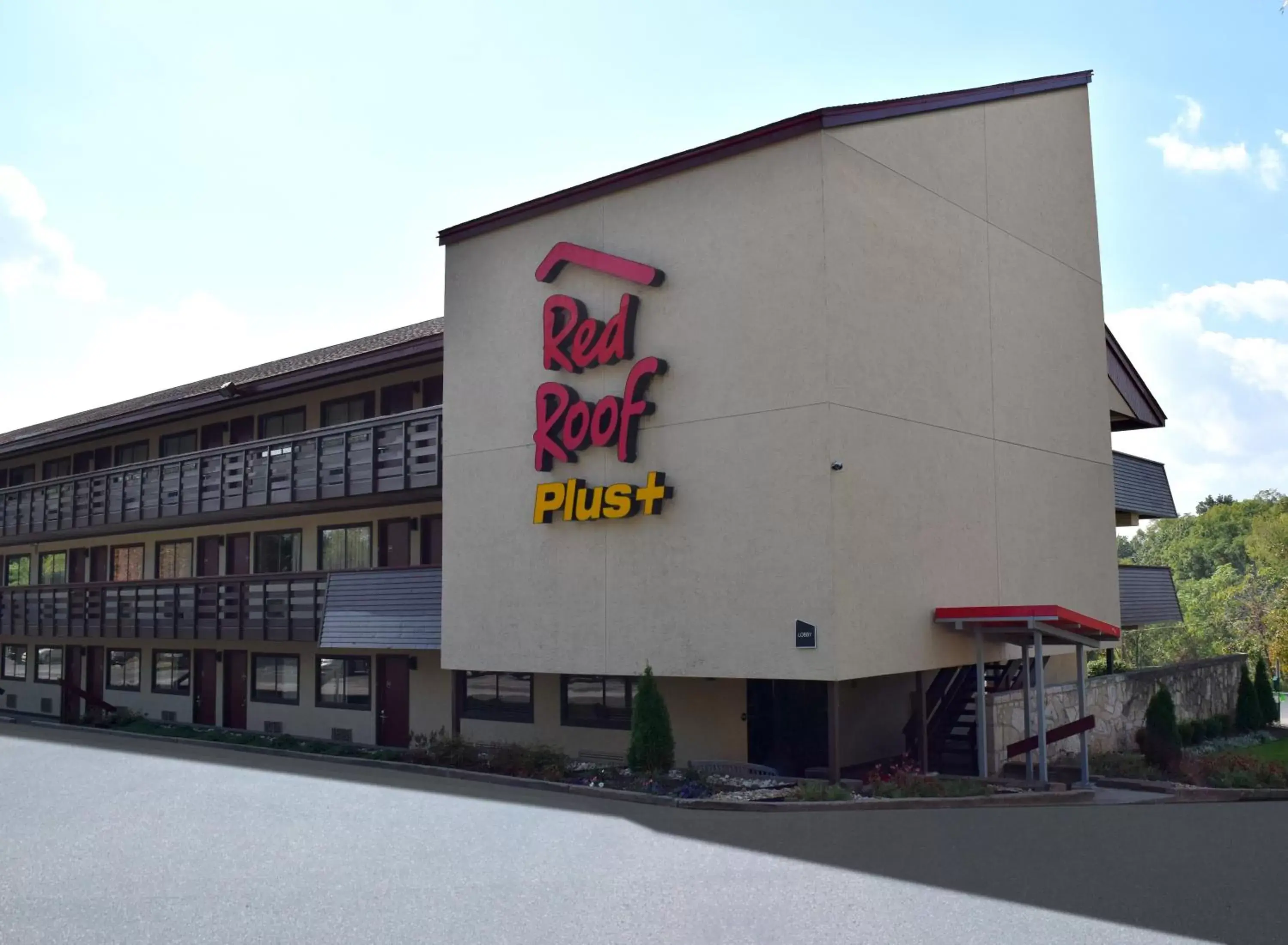 Property Building in Red Roof Inn PLUS+ Pittsburgh East - Monroeville