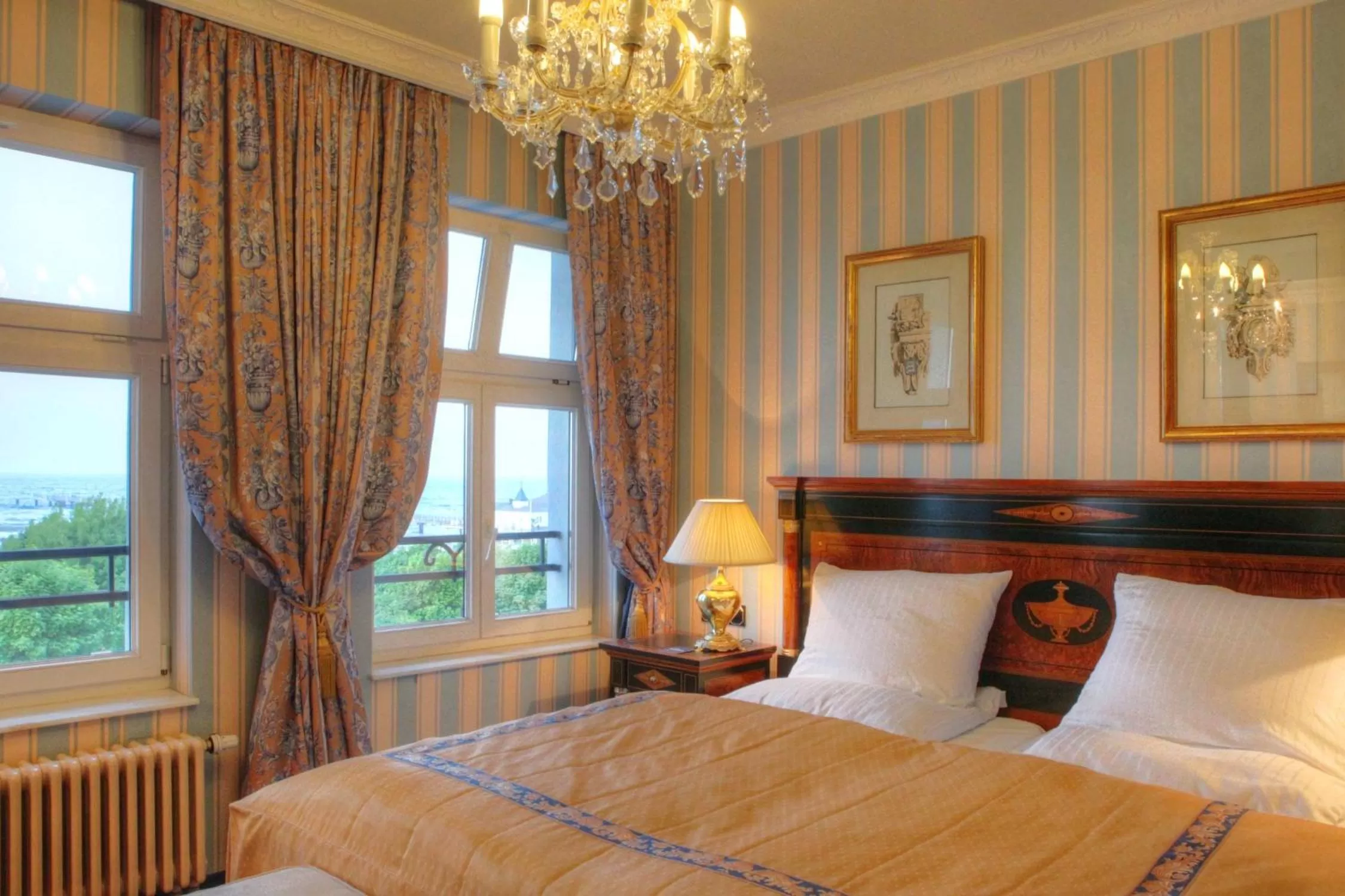 Photo of the whole room, Bed in SEETELHOTEL Ahlbecker Hof das elegante Traditionshotel & ruhiger Rückzugsort an der Ostsee