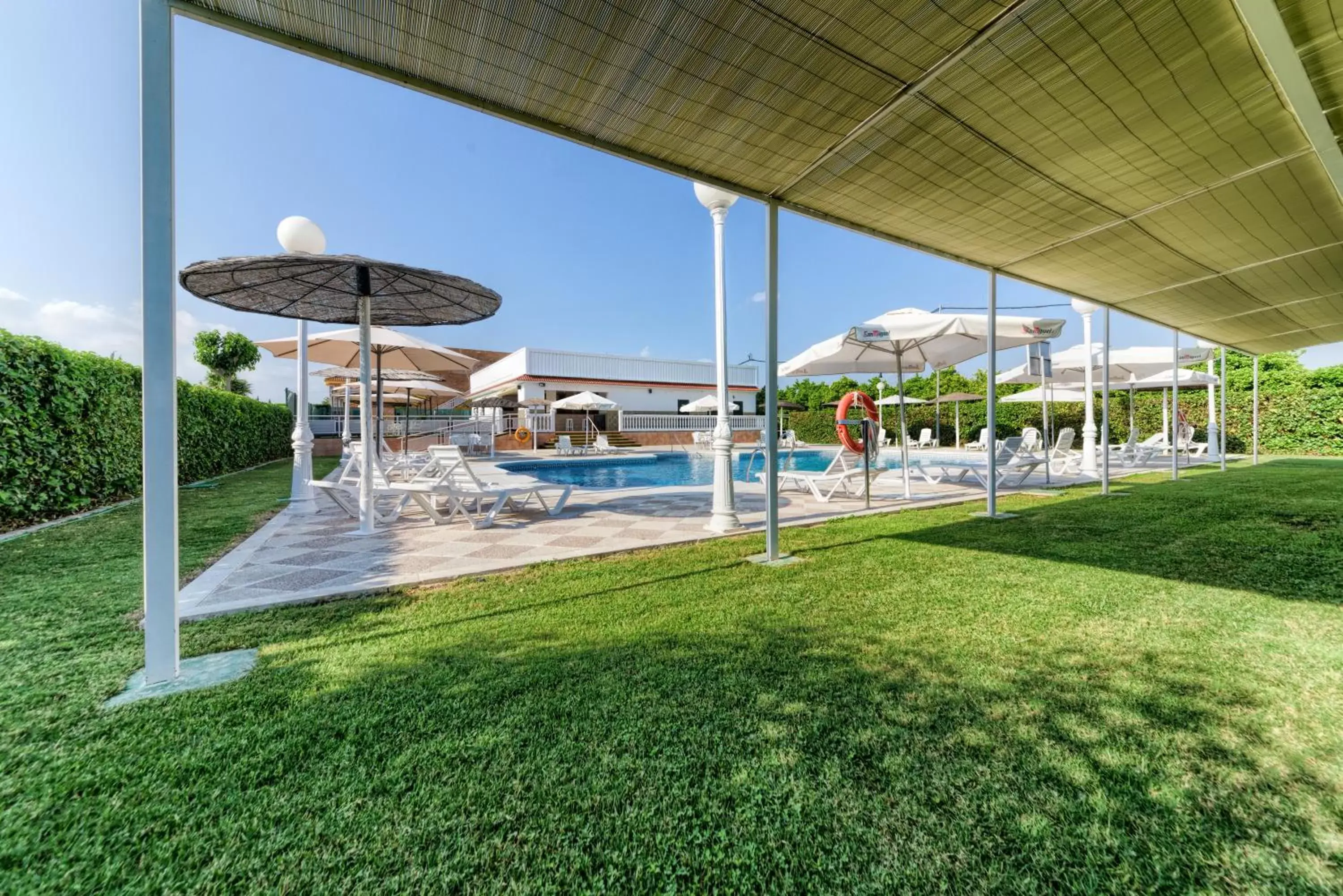 Garden, Swimming Pool in Hotel Torre De Los Guzmanes