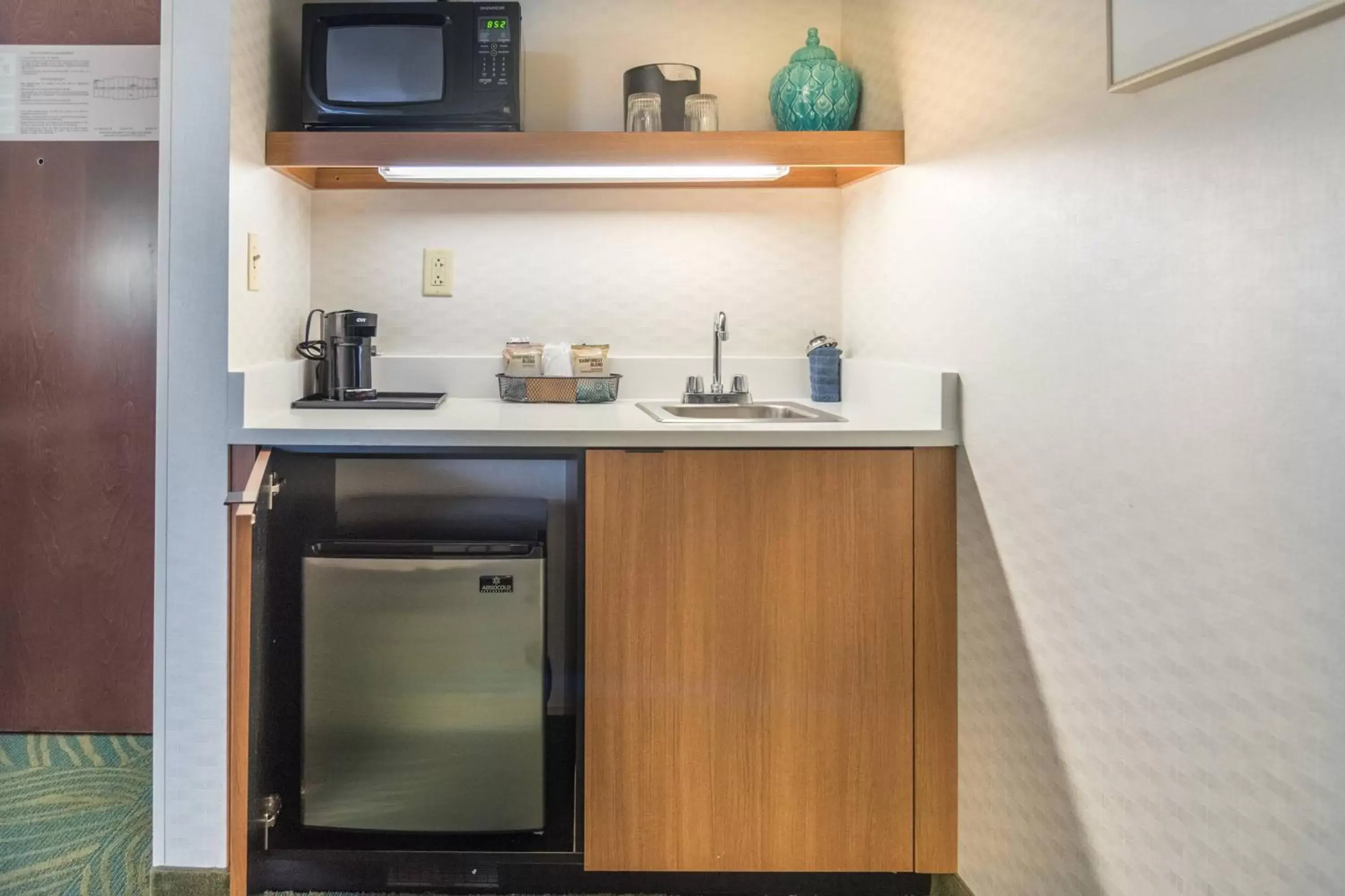 Photo of the whole room, Kitchen/Kitchenette in Springhill Suites by Marriott Chicago Elmhurst Oakbrook Area