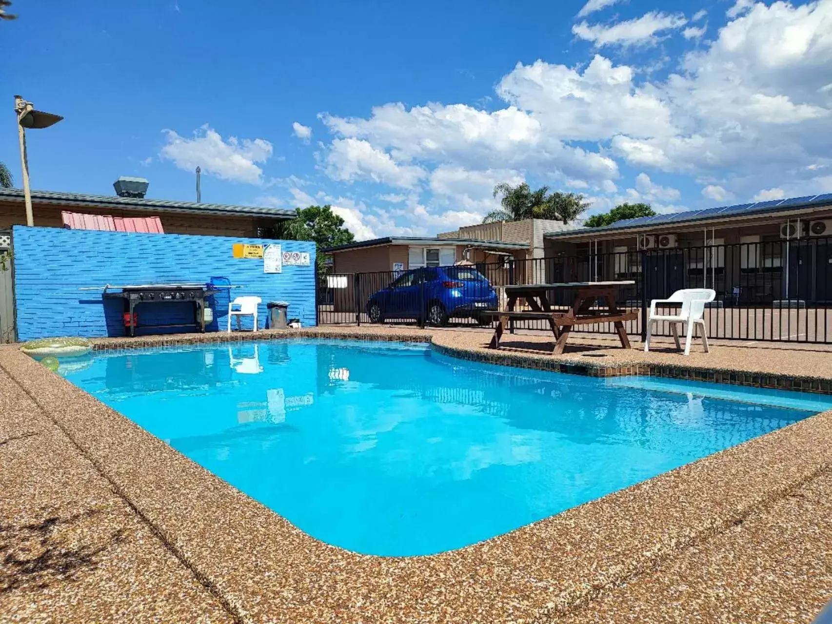 BBQ facilities, Swimming Pool in Country Motor Inn